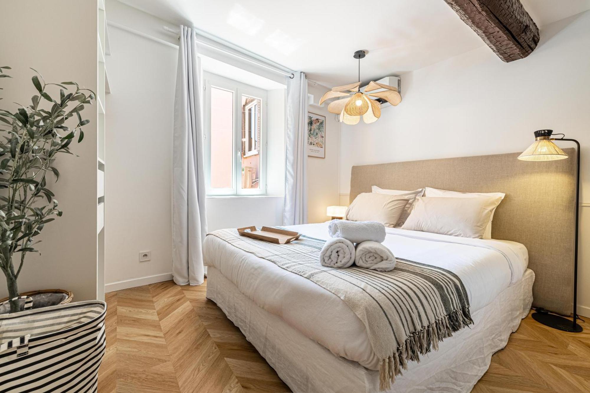 Two With Ac In The Heart Of Old Nice, Each With Its Own Entrance Apartment