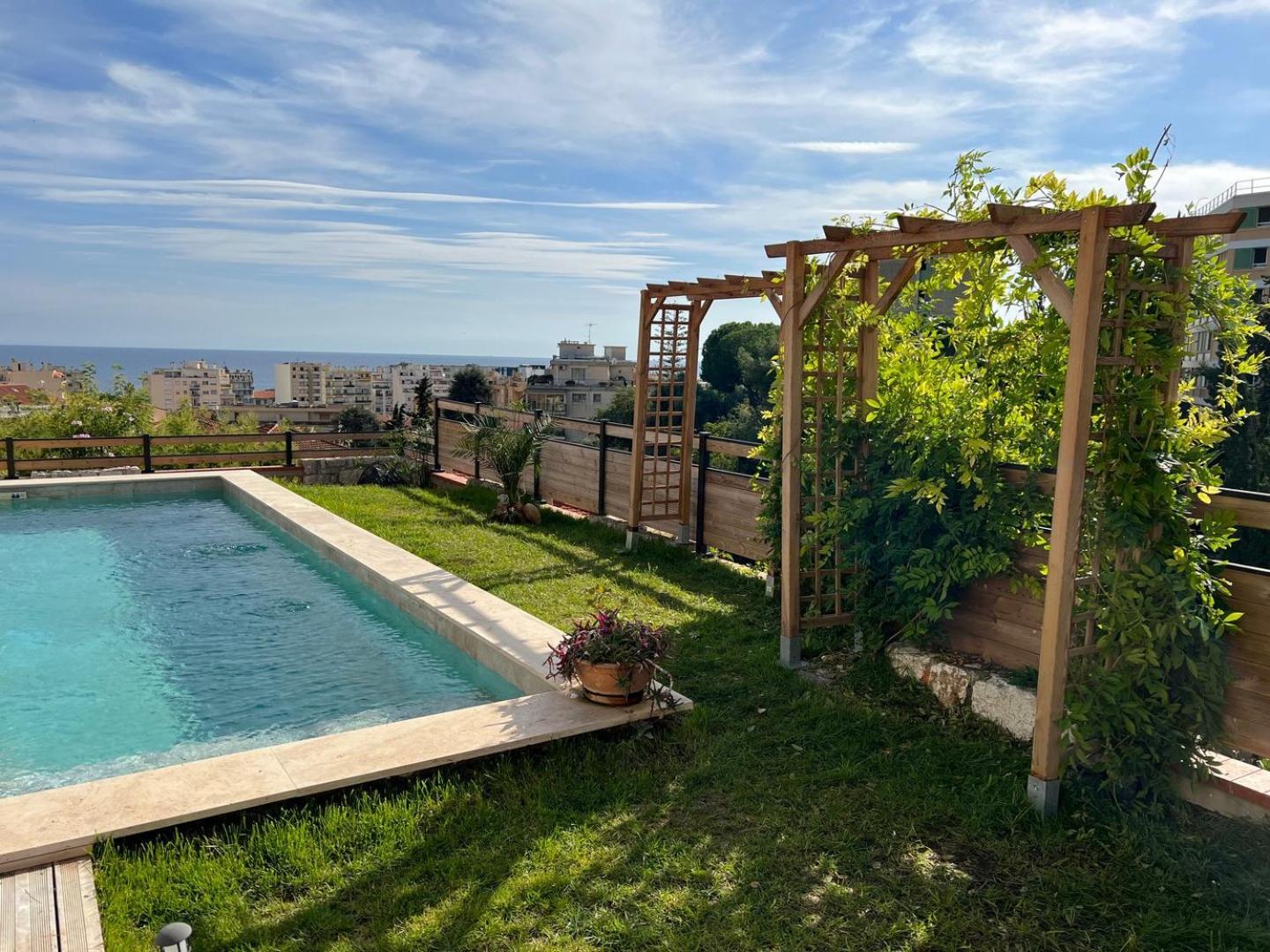 Moderne Pour 8 Personnes - Vue Sur ! Villa Nice