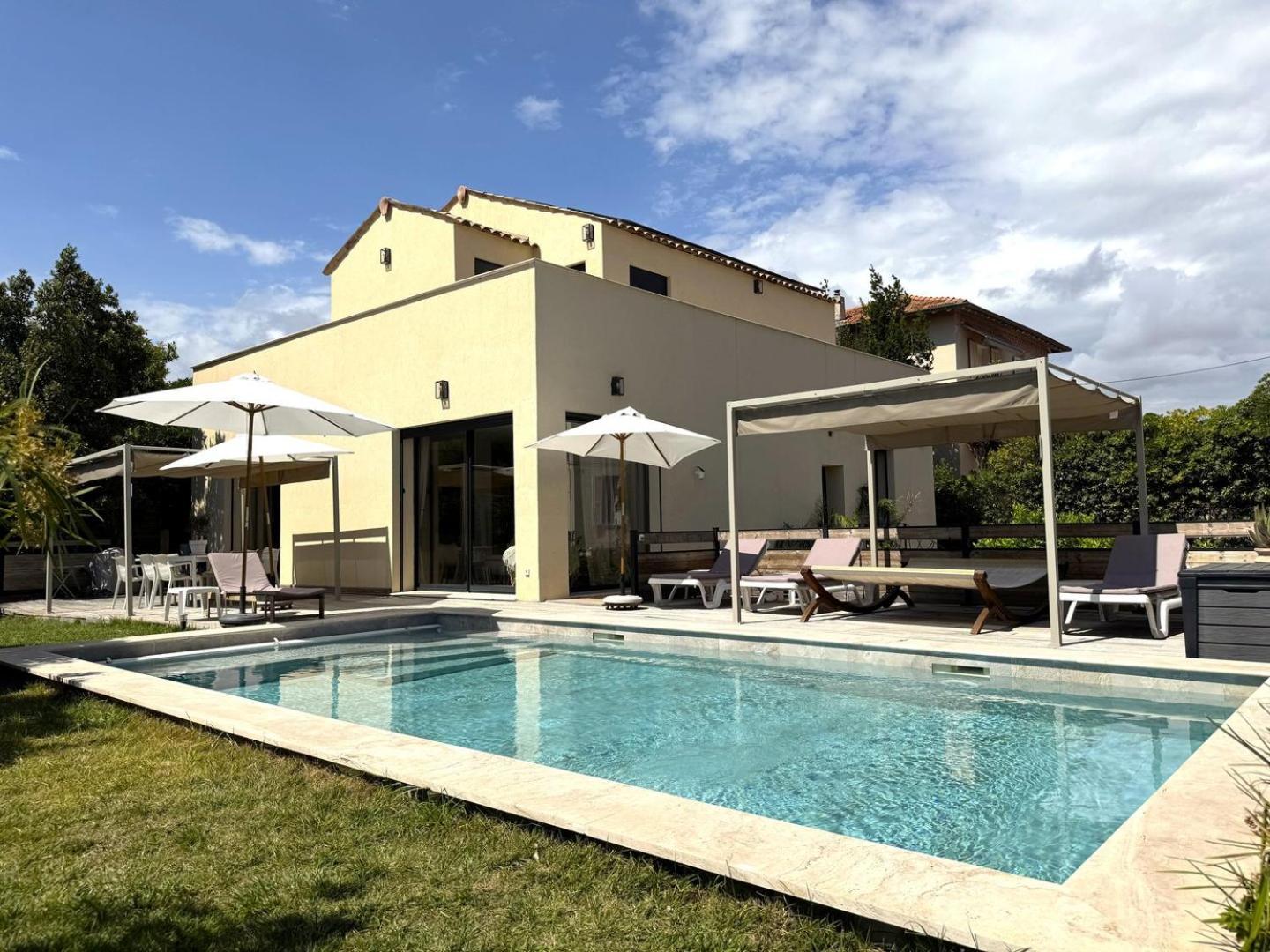 Moderne Pour 8 Personnes - Vue Sur ! Villa