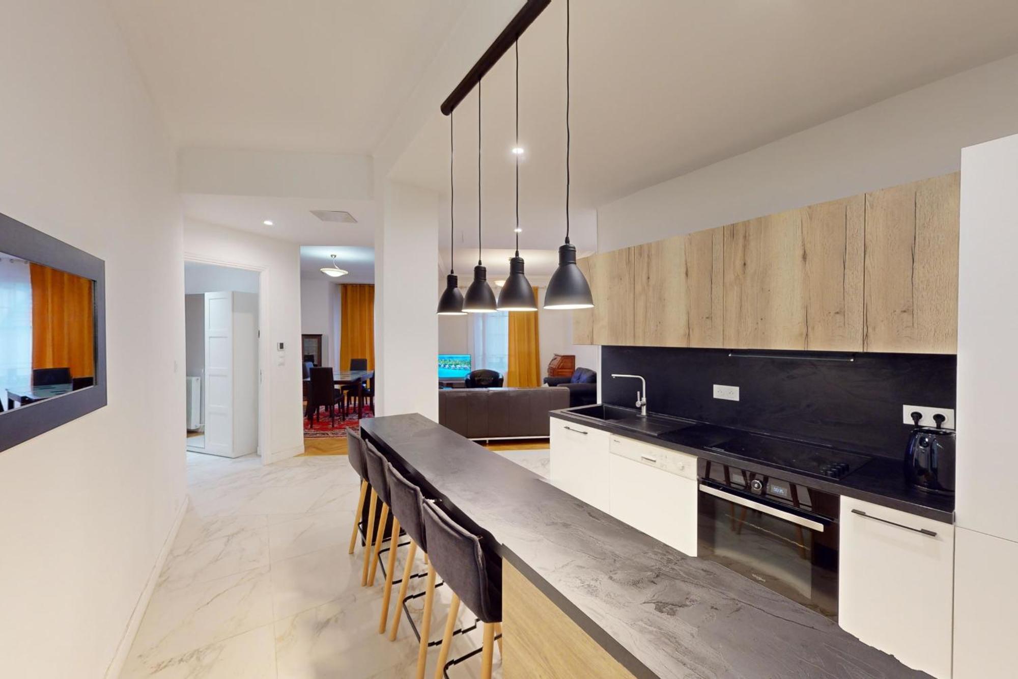 Bright Air-conditioned Flat In The Centre Apartment