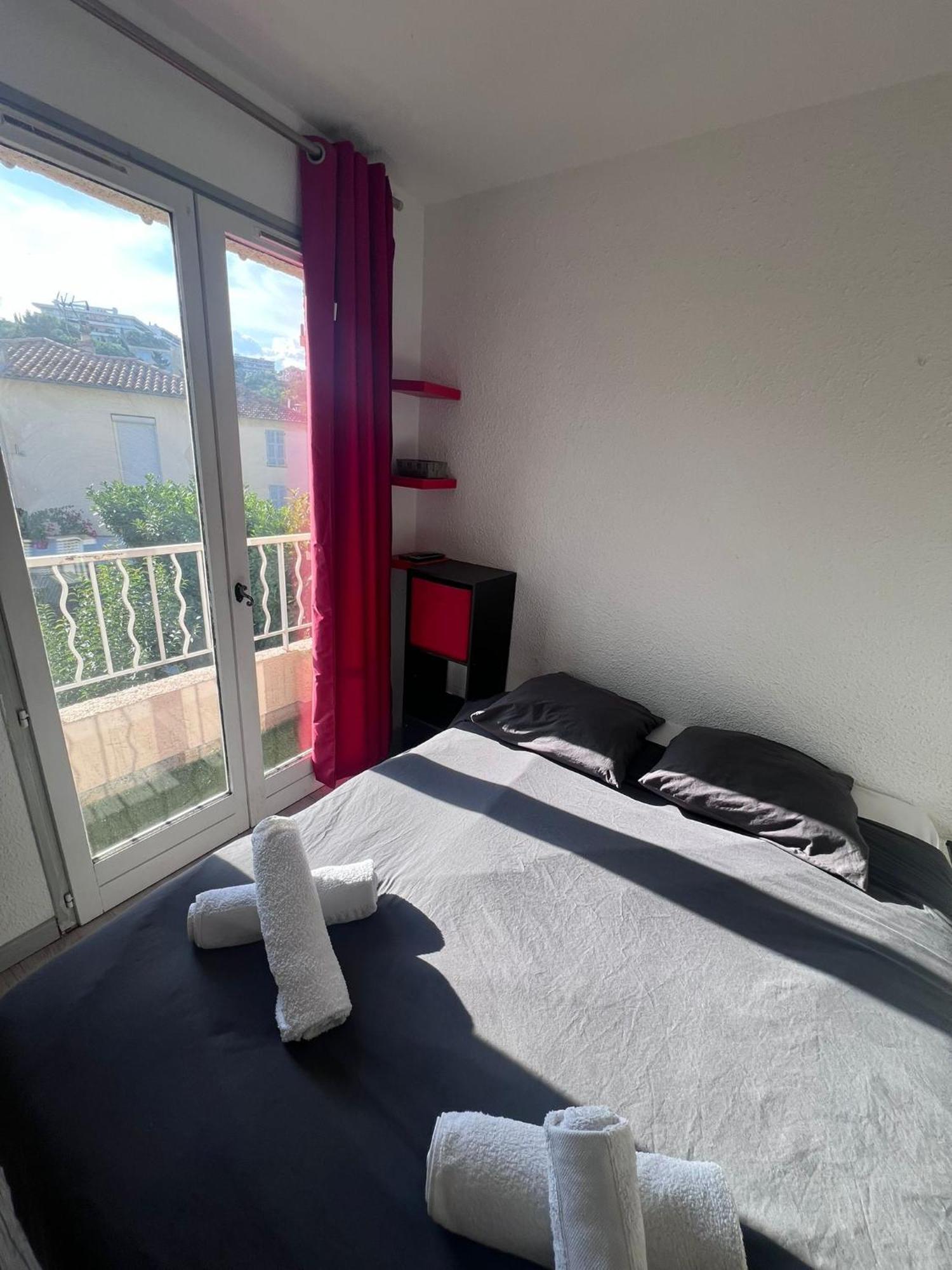 A 5min De La Apartment *