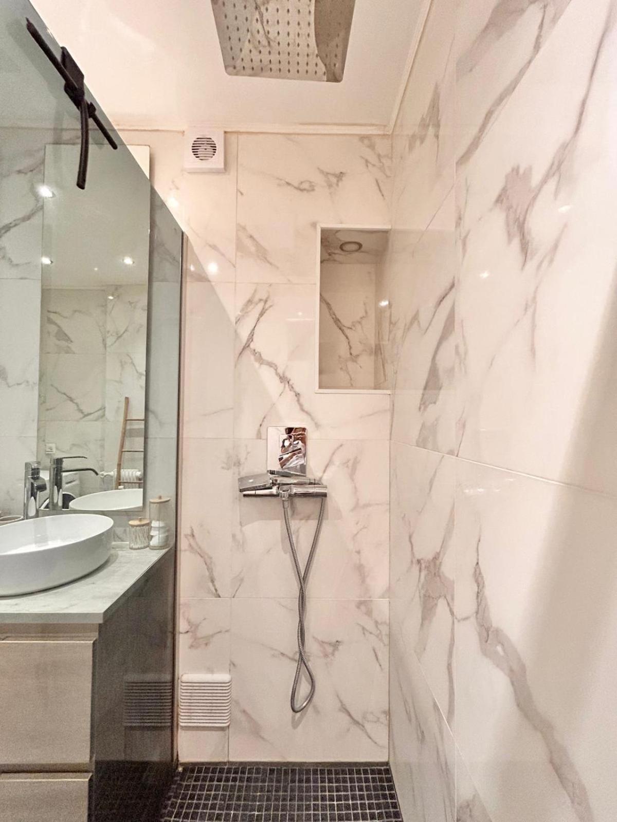 Apartment Near Port & - Private Parking & Breakfast - Full Nice