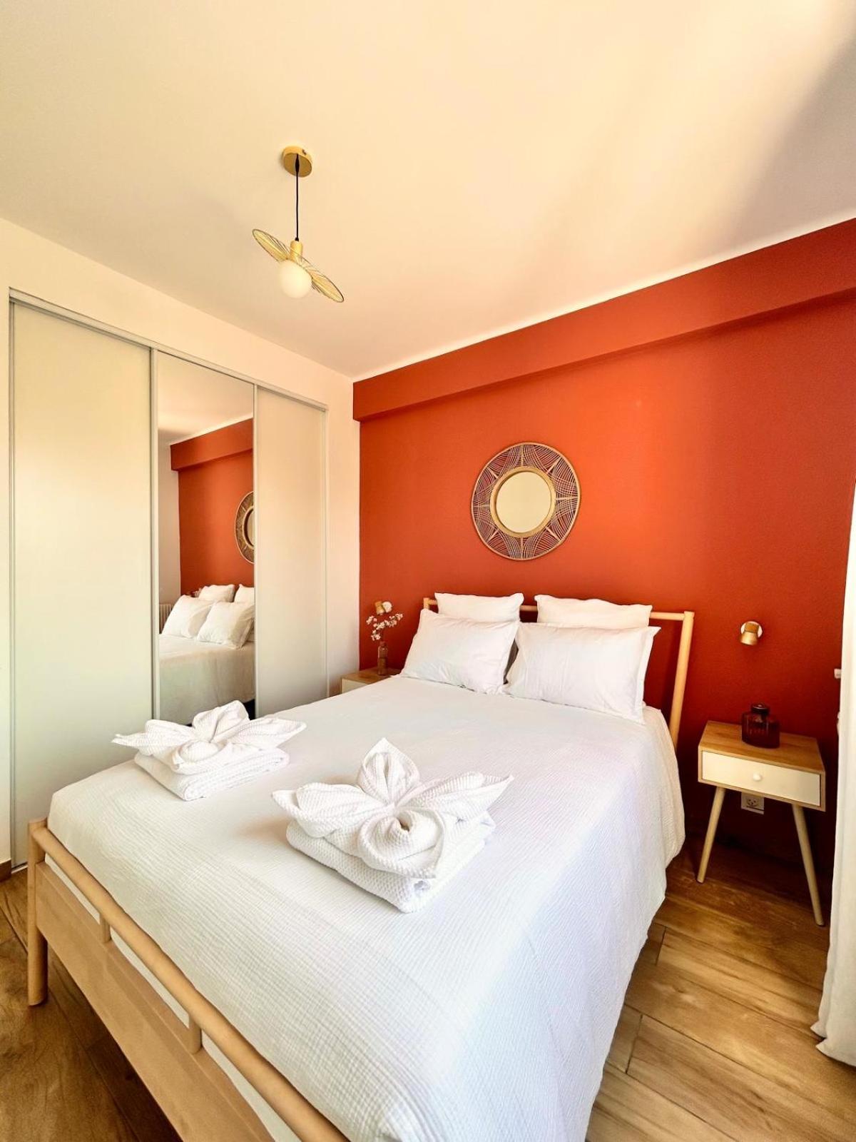 Apartment Near Port & - Private Parking & Breakfast - Full Nice