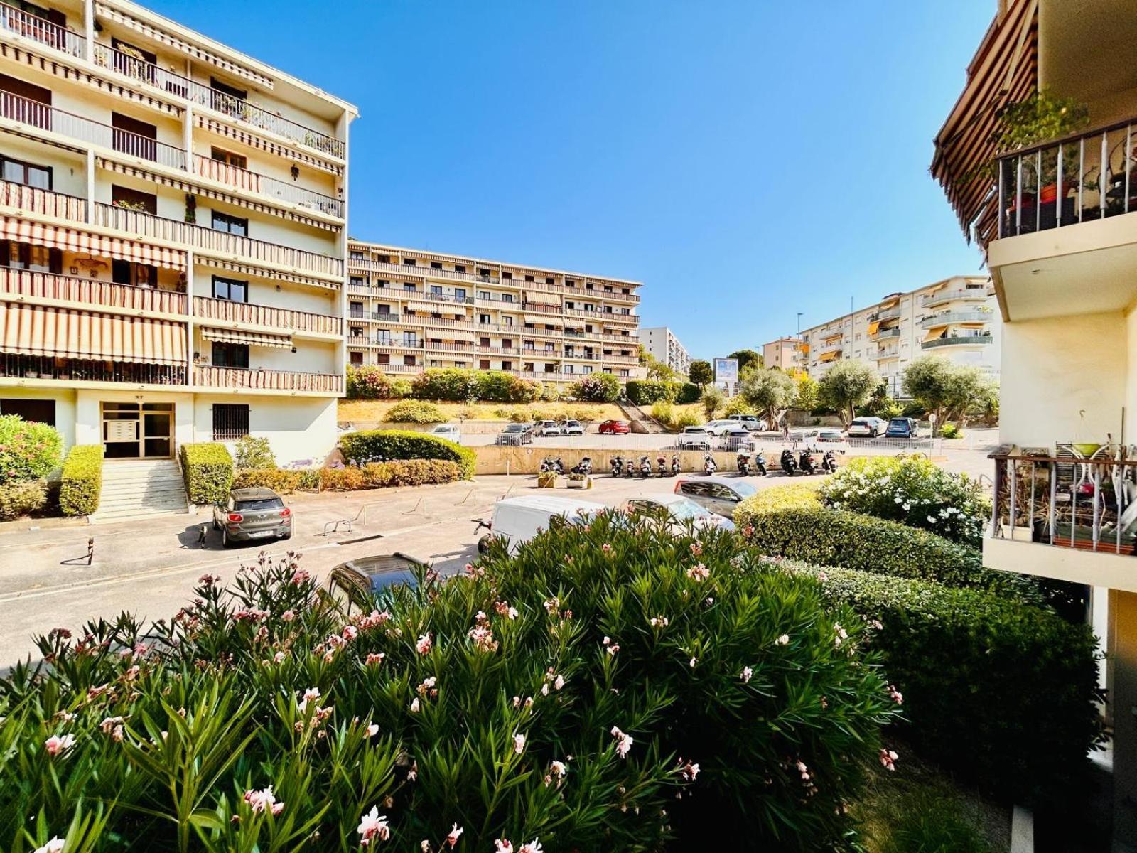 Apartment Near Port & - Private Parking & Breakfast - Full