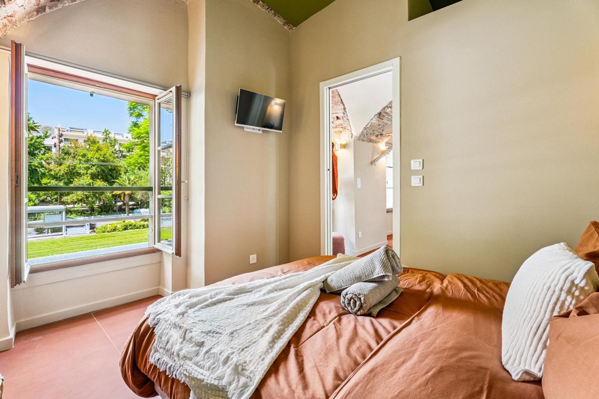 Renting - Crotti - Authentic Immersion Sea & Massena Apartment