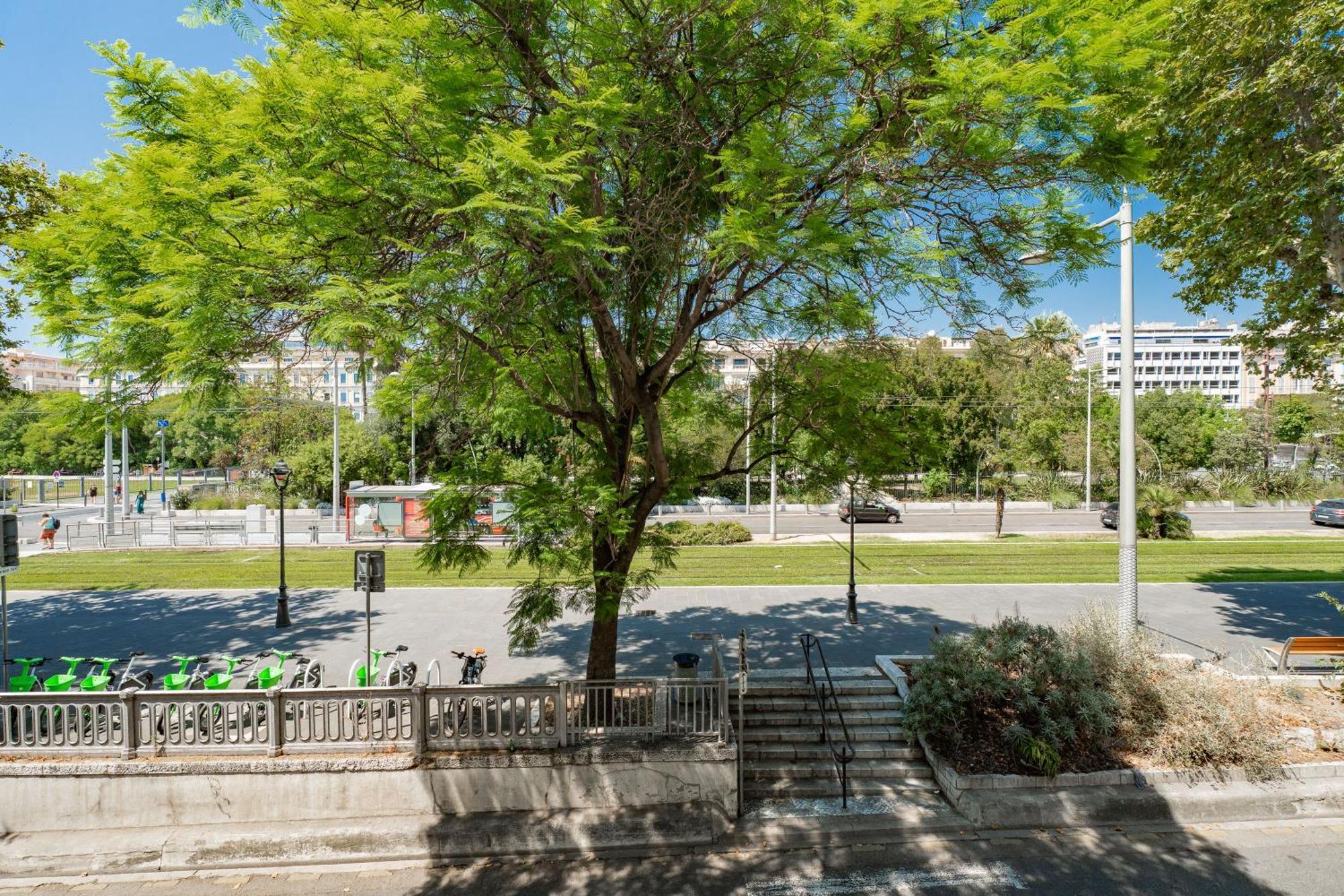 Renting - Crottib - Rare Pearl Typical Chic Massena & Sea Apartment *