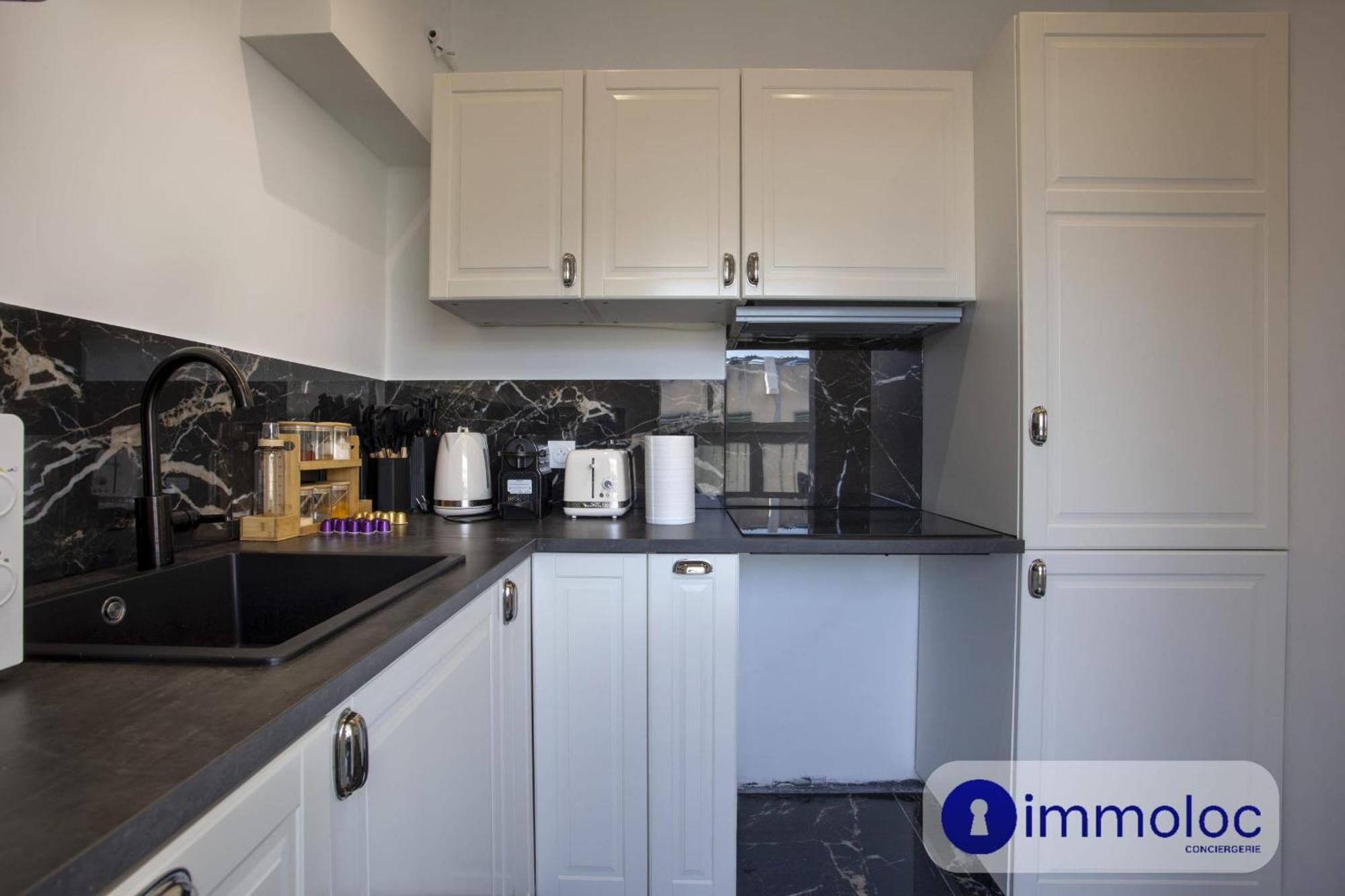 Air-conditioned In The Carras District Close To The Sea *