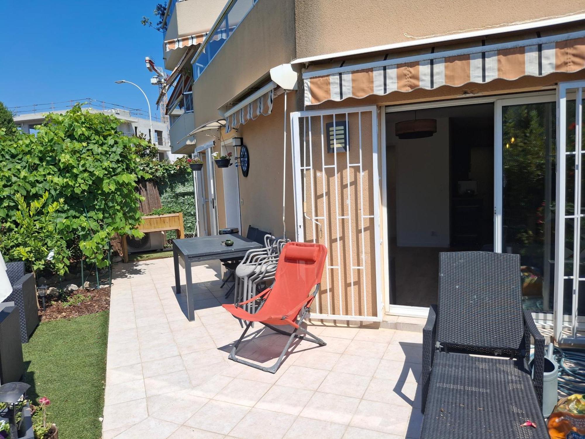 Lovely With Private Garden And A Swimming-pool