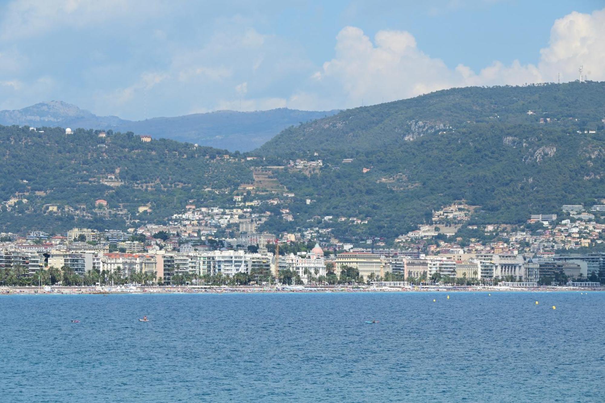 Moderne 3 Pieces Climatise Avec Balcon, A 2 Min Apartment