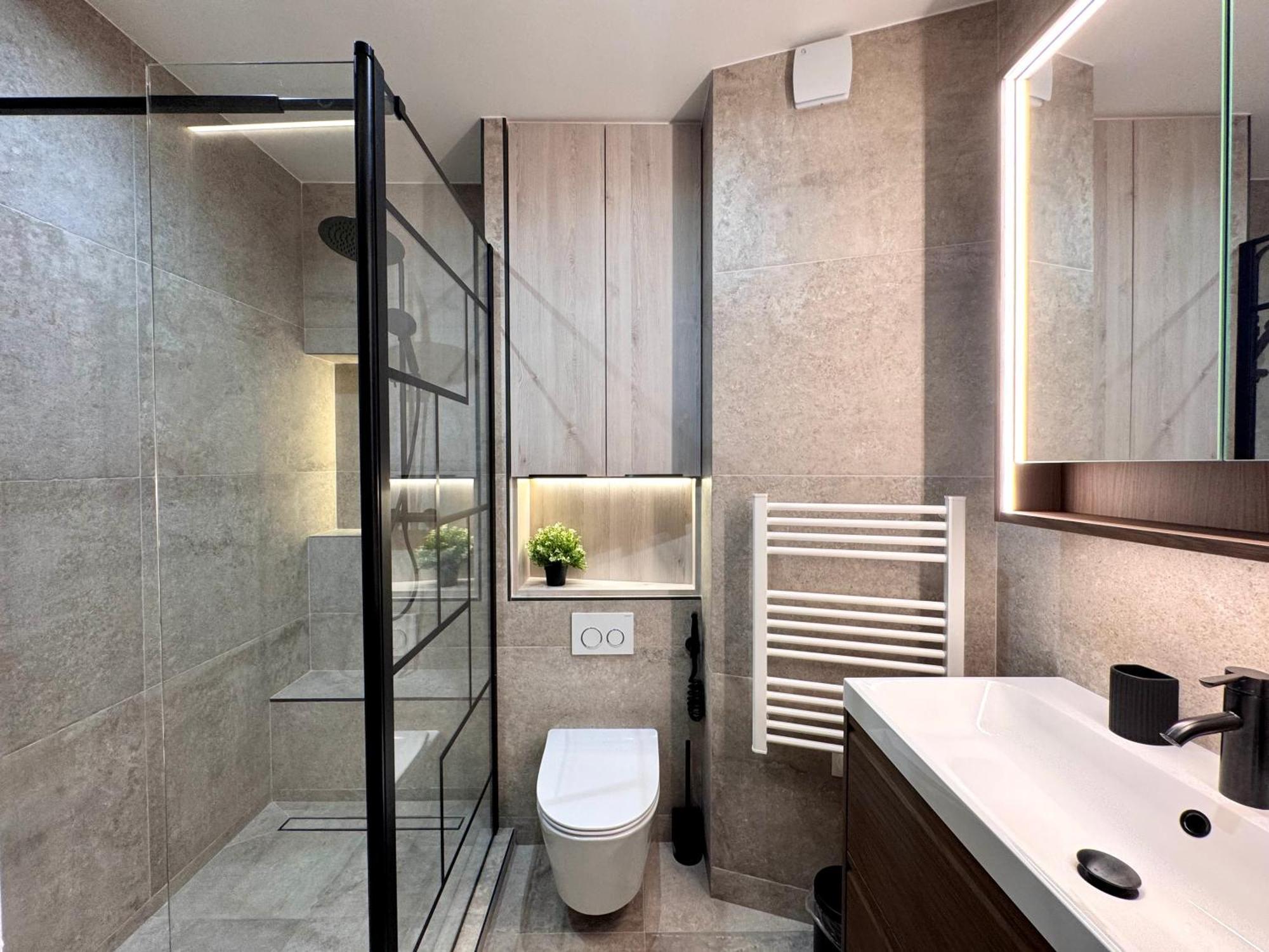 Moderne 3 Pieces Climatise Avec Balcon, A 2 Min Apartment Nice