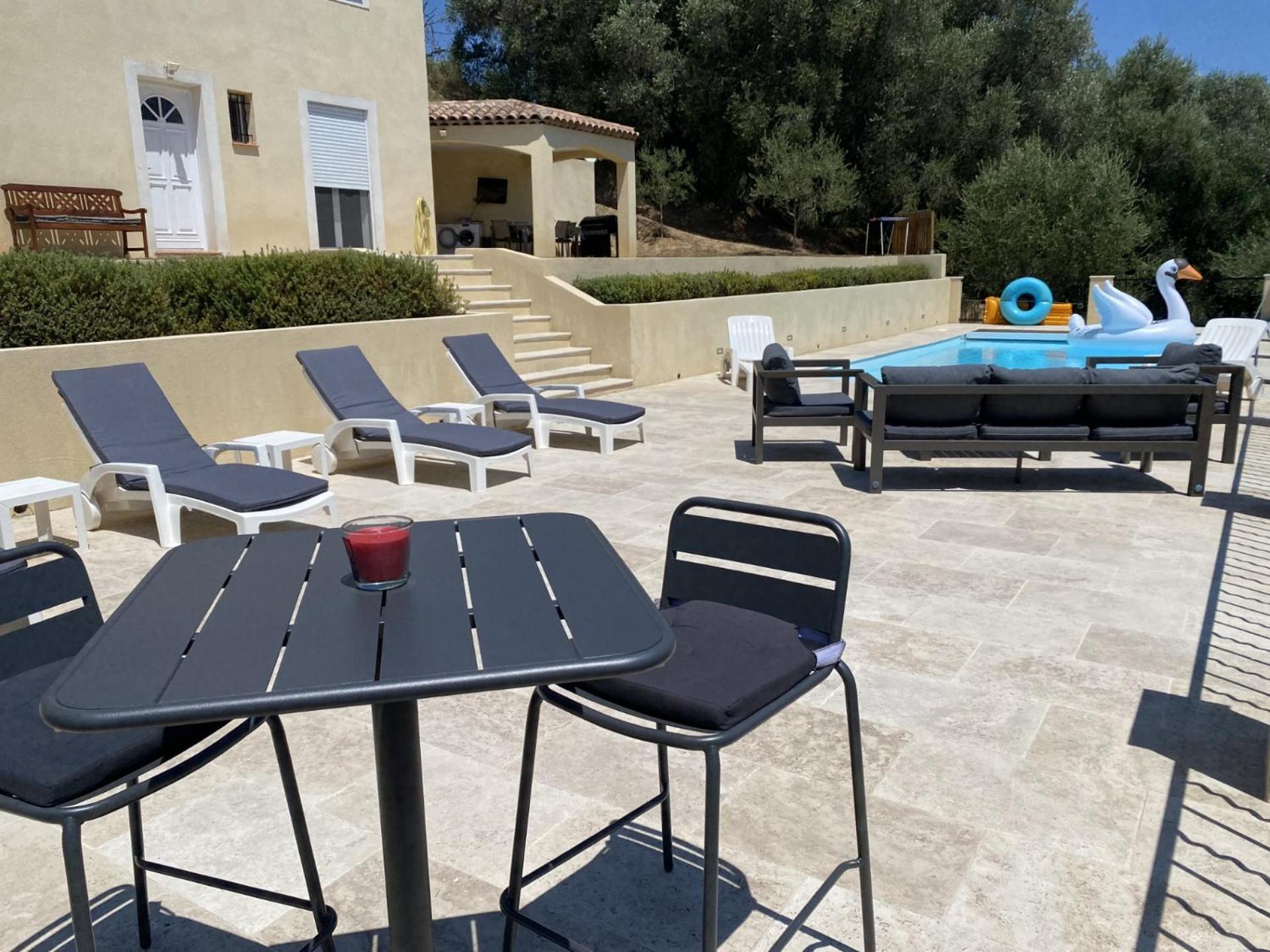 Avec Piscine Chauffee Collines