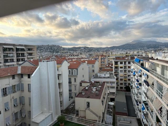 Et Ses Deux Piscines