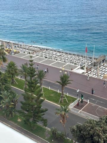 Et Ses Deux Piscines *