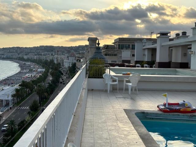 Et Ses Deux Piscines *