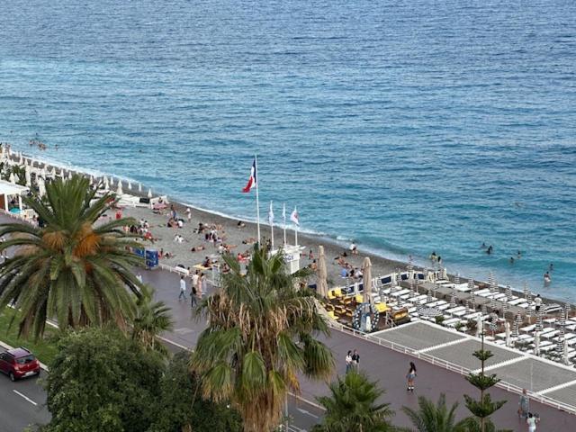 Et Ses Deux Piscines