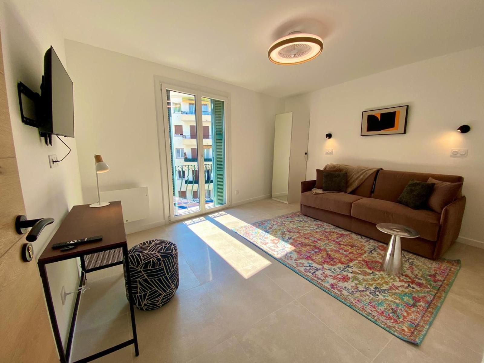 Panoramic View & Architectural Charm In Nice