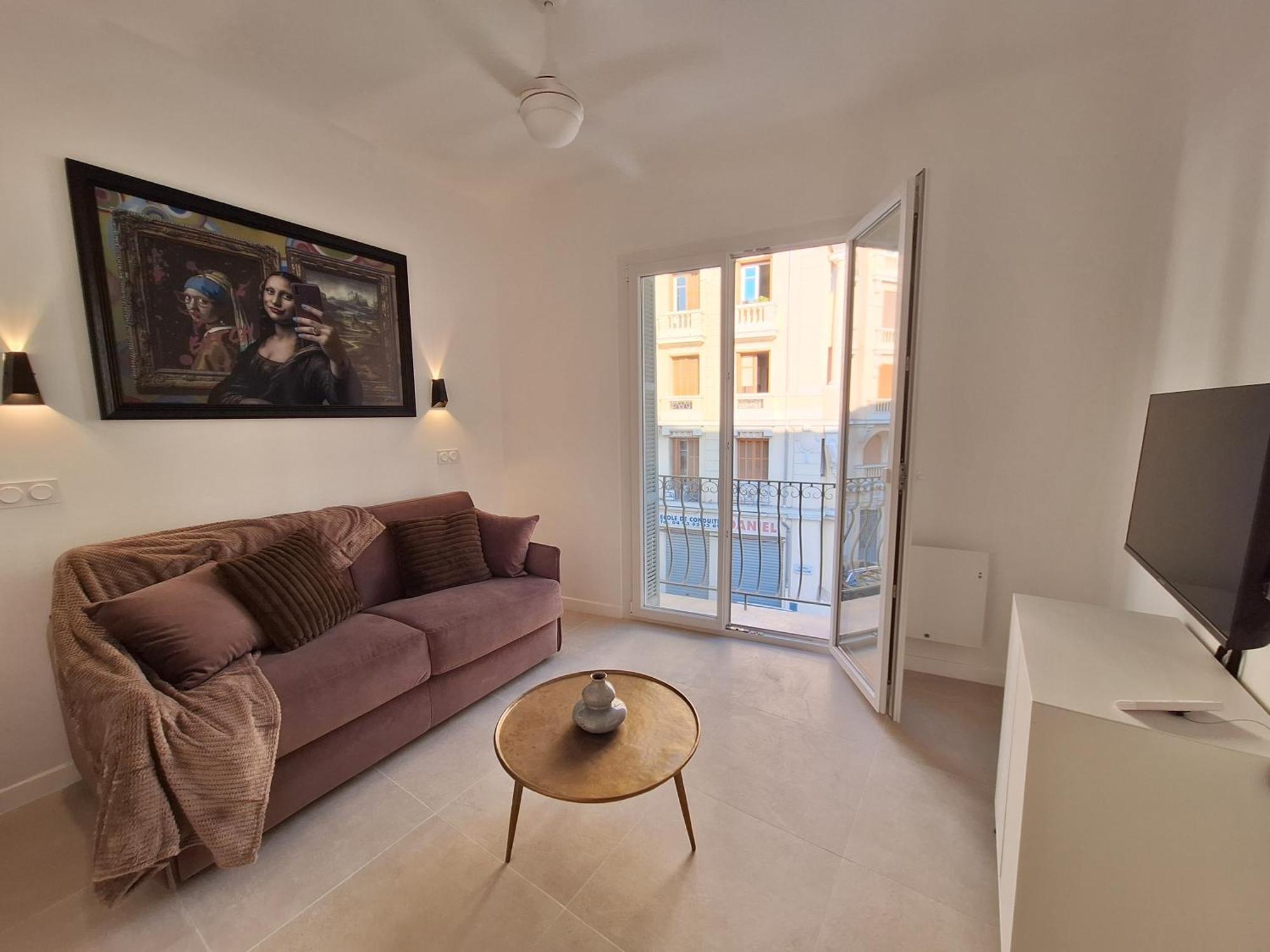 Iconic And Bright Style In * Nice