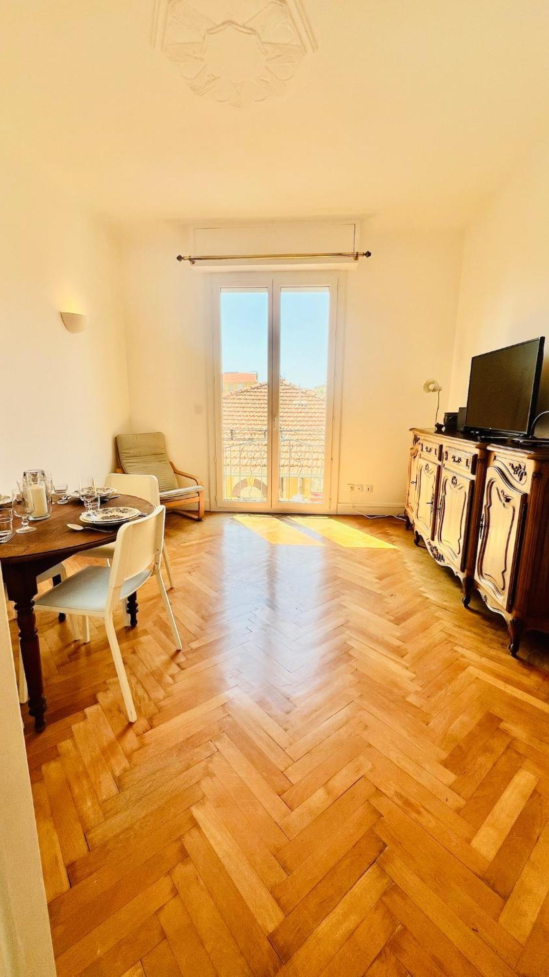 Sublime 2 Bedroom Spacious And Bright Ac Private Parking Apartment