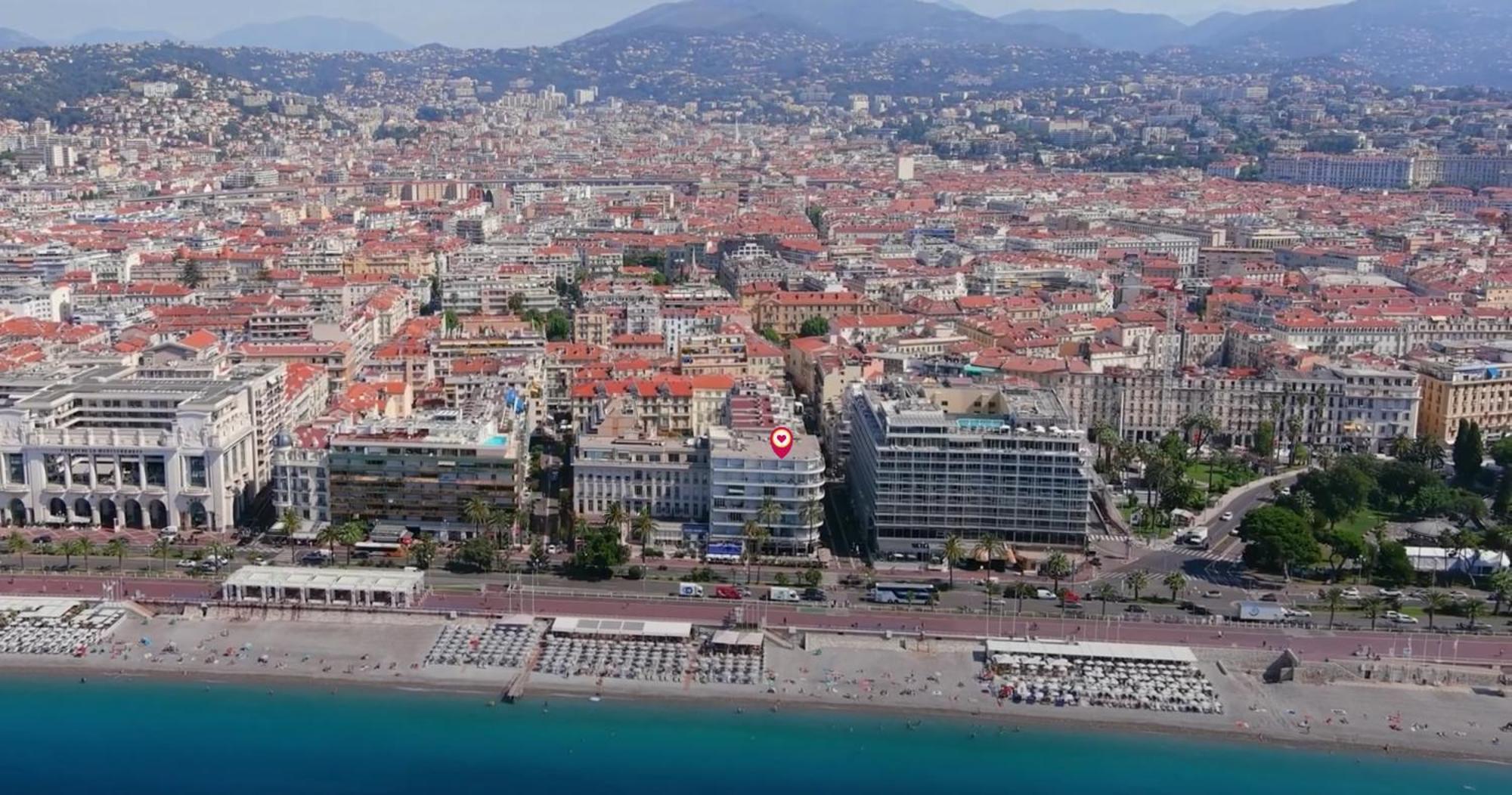 Carre D Or Face A La Nice