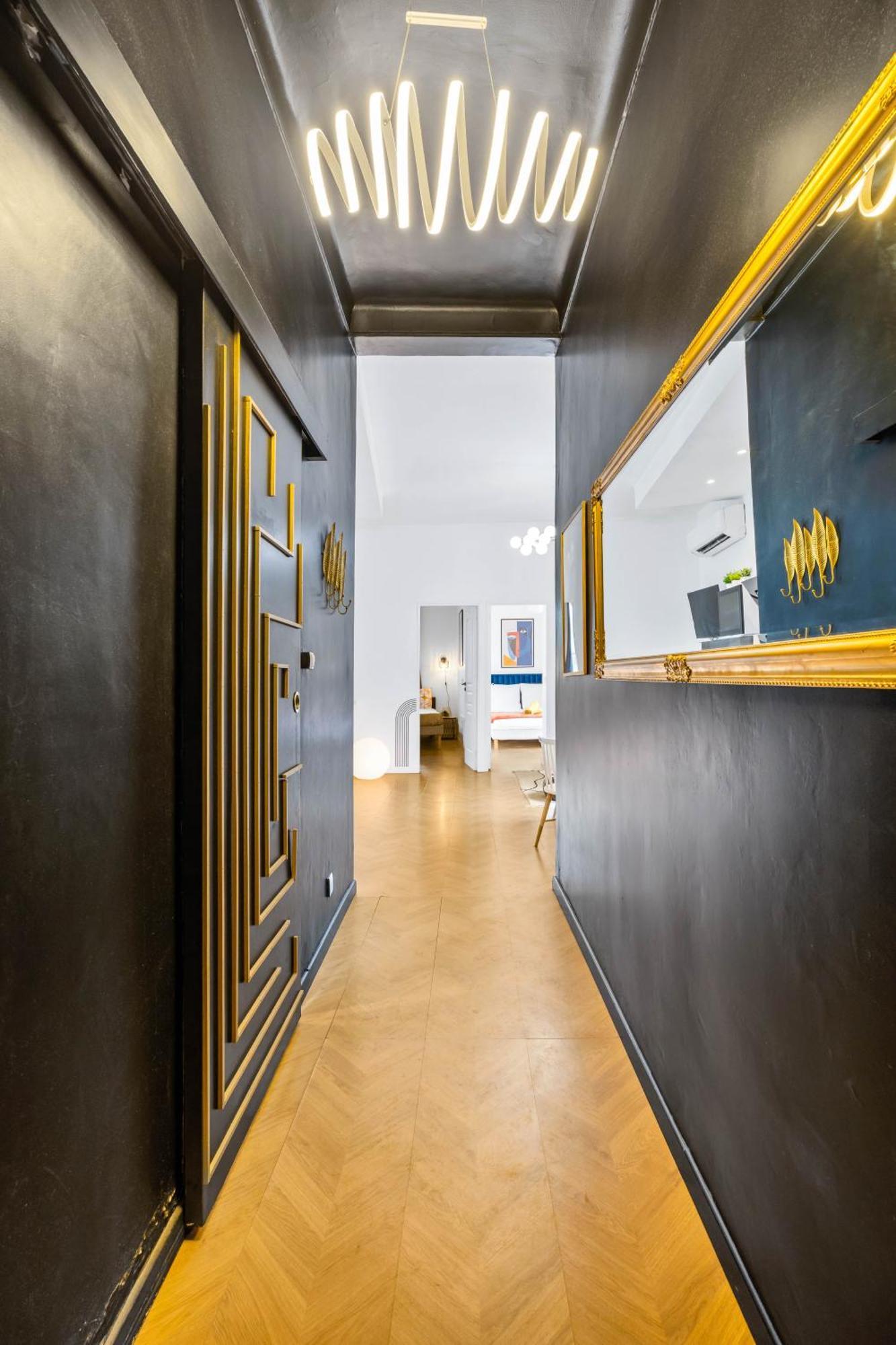 Apartment 2 Steps From Sea - Air Conditioning - 2 Bedrooms - Kitchen - Wifi - Tramway