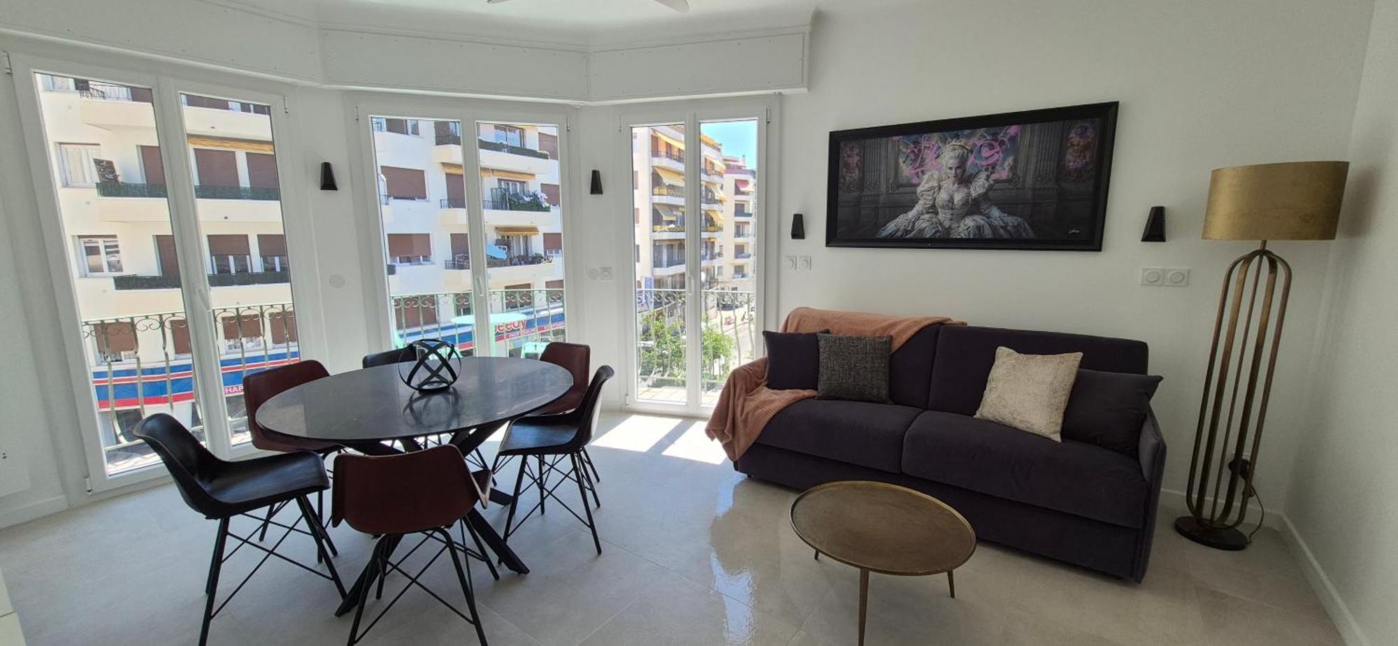 Apartment Iconic And Bright Style In