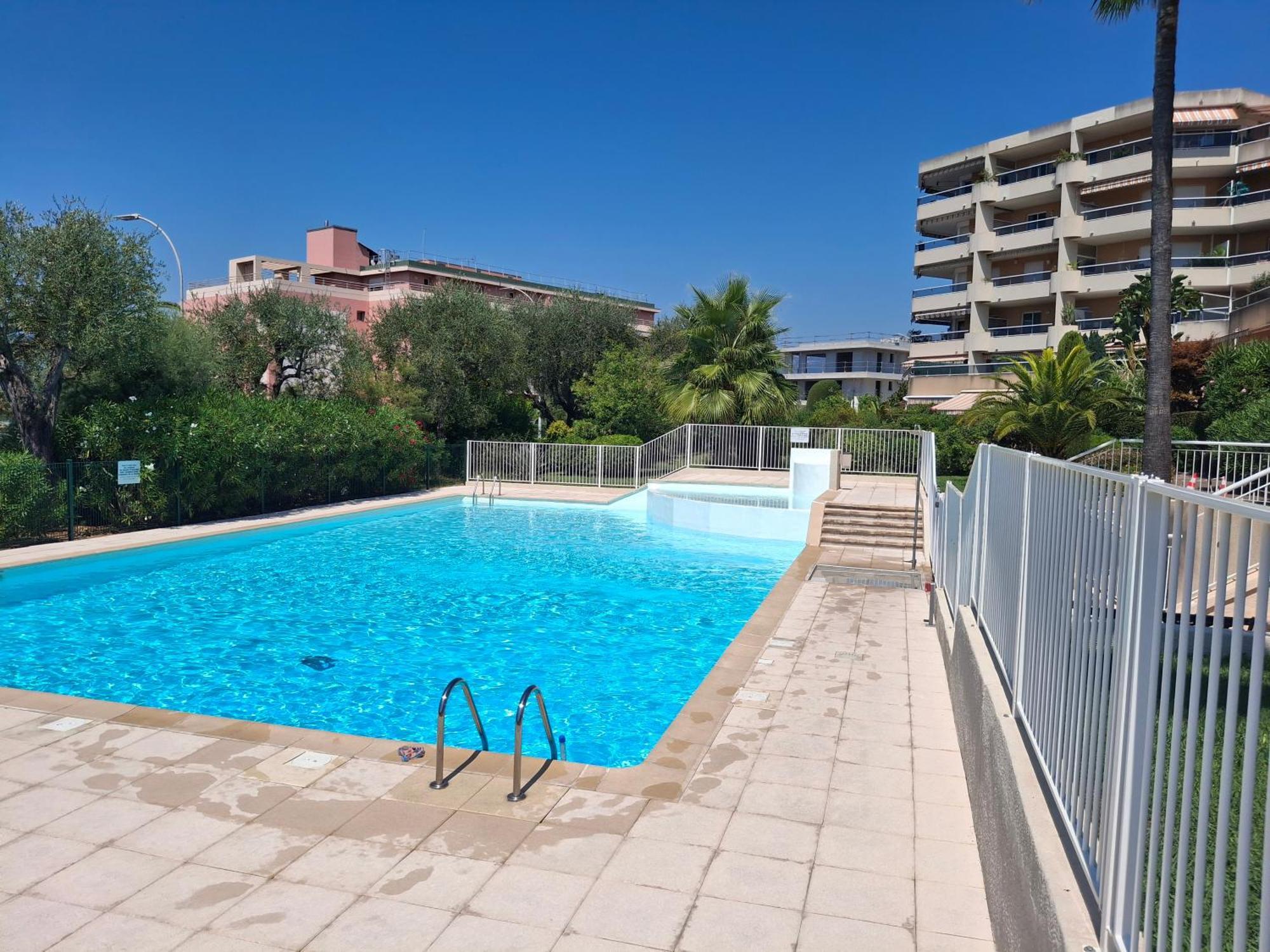 Lovely With Private Garden And A Swimming-pool Apartment Nice