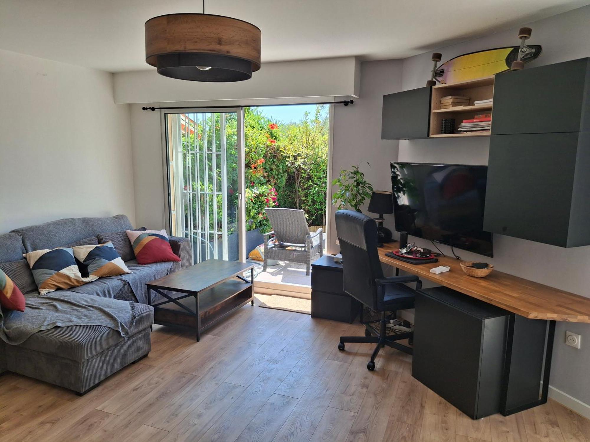 Lovely With Private Garden And A Swimming-pool Apartment *