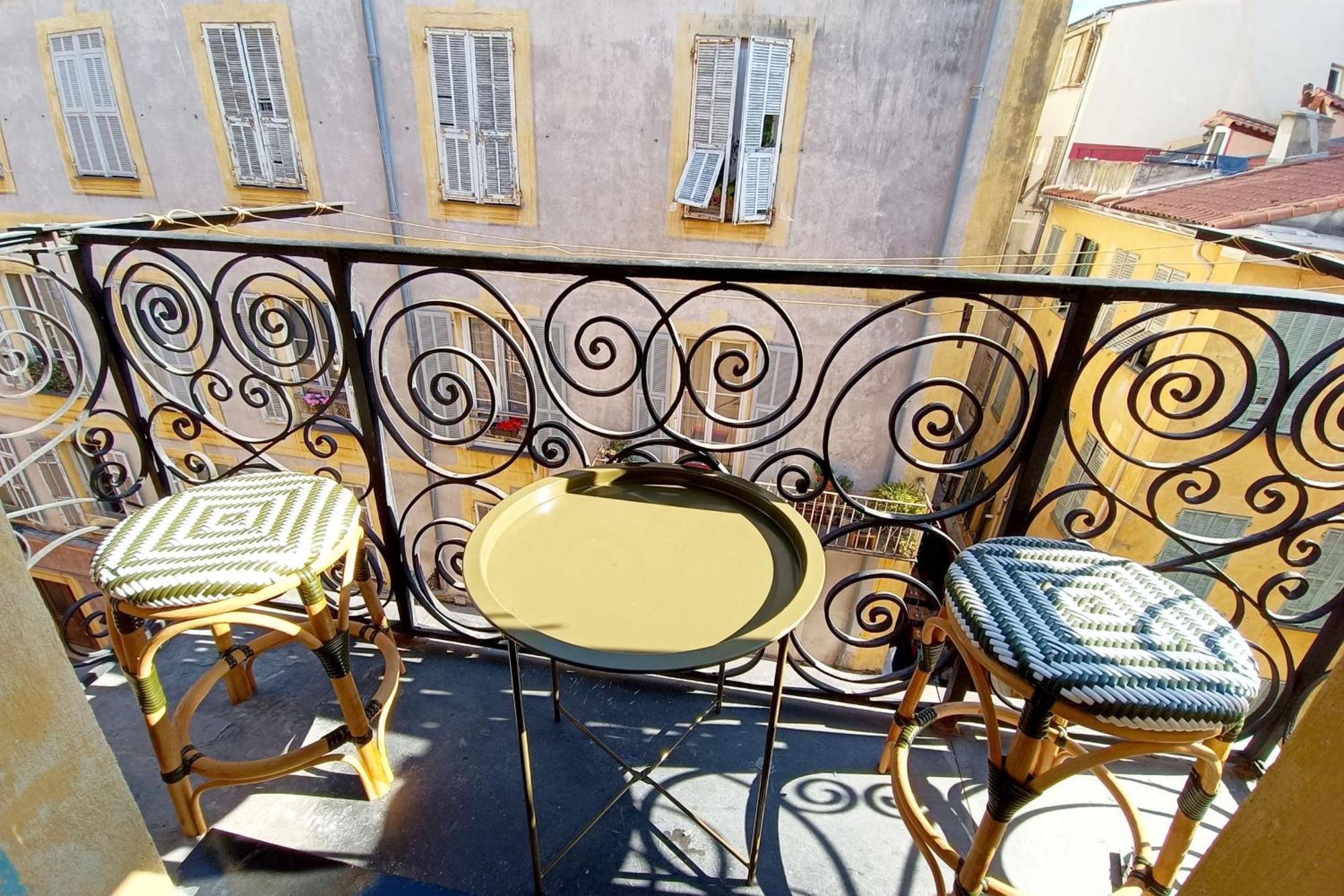 Bright With Balcony In Appartement