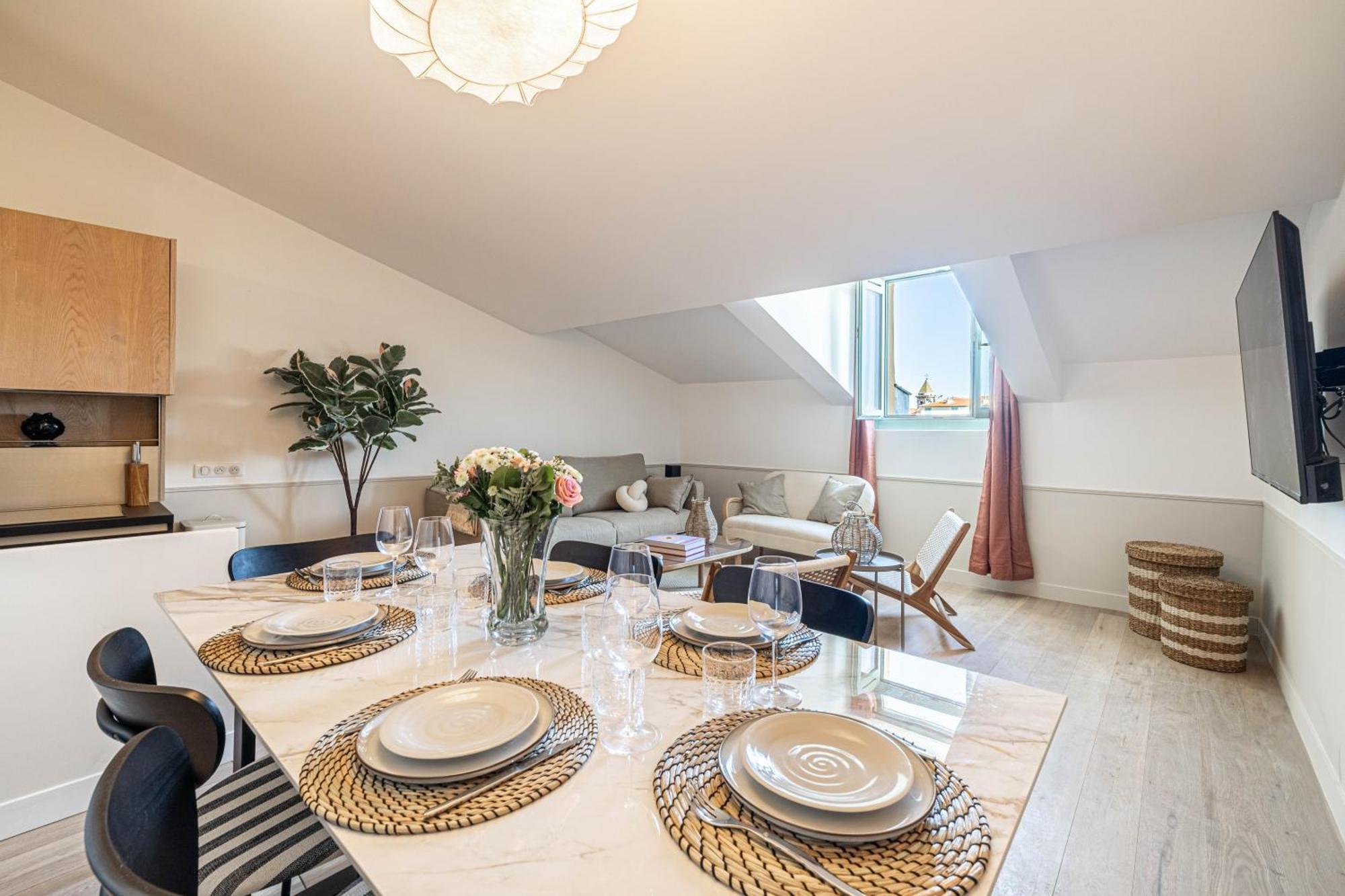 Apartment Exceptional Location, 2br Right On Place Massena, Newly Renovated