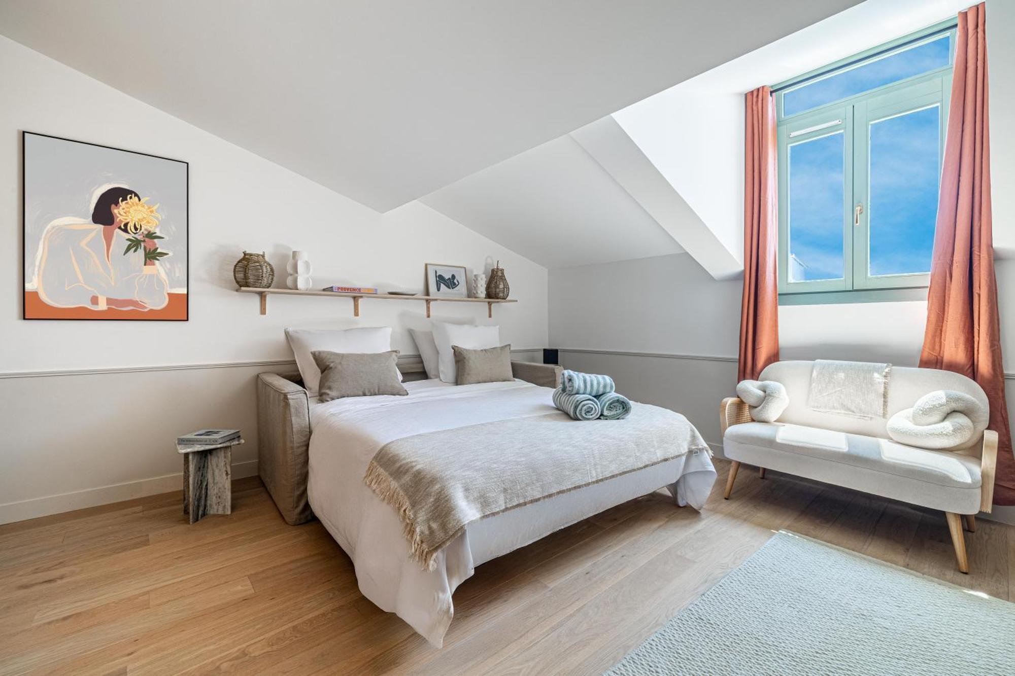 Apartment Exceptional Location, 2br Right On Place Massena, Newly Renovated Nice