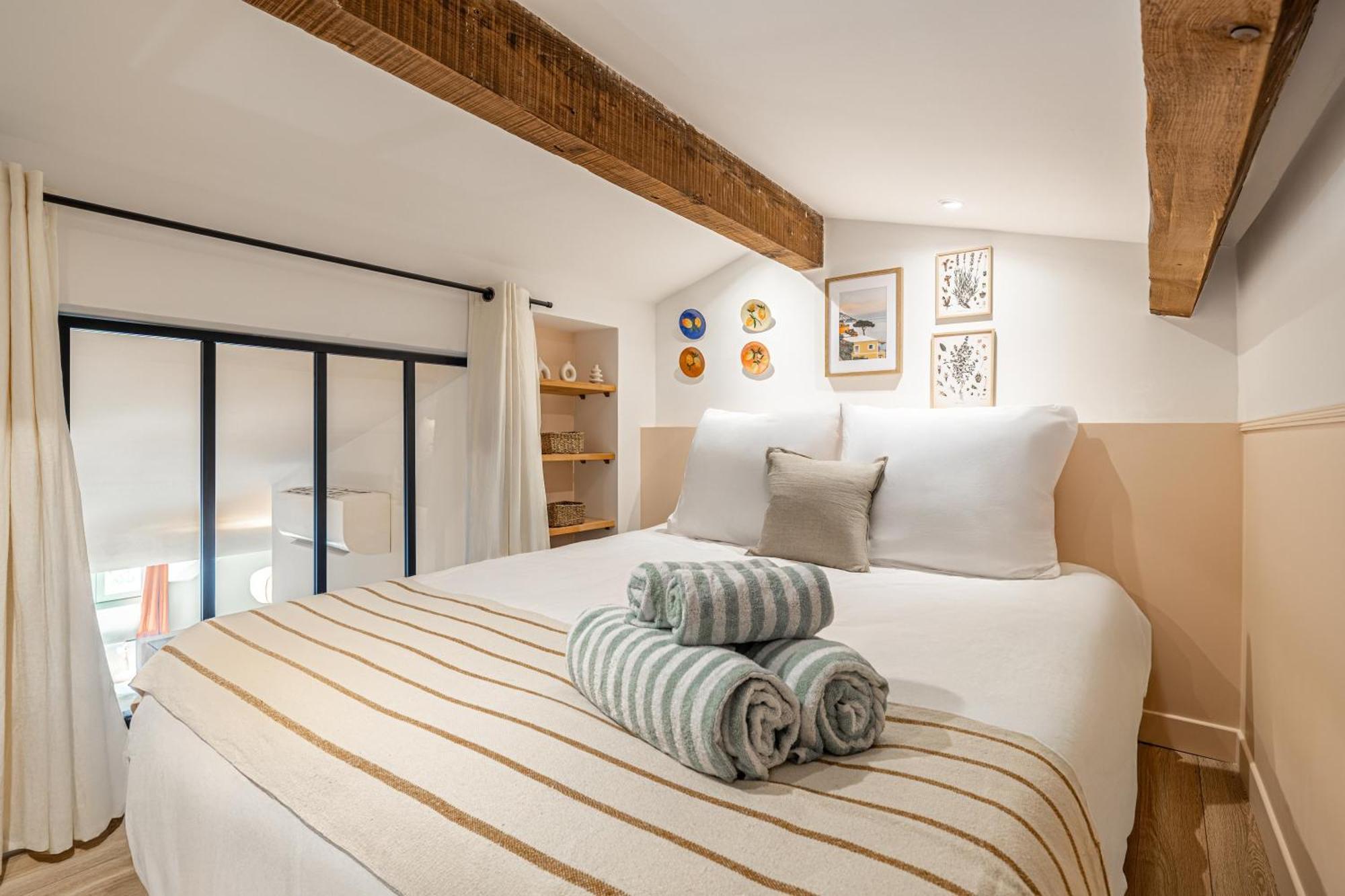 Apartment Exceptional Location, 2br Right On Place Massena, Newly Renovated