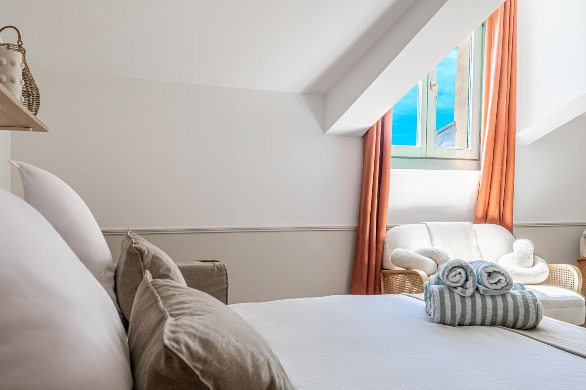 Apartment Exceptional Location, 2br Right On Place Massena, Newly Renovated Nice