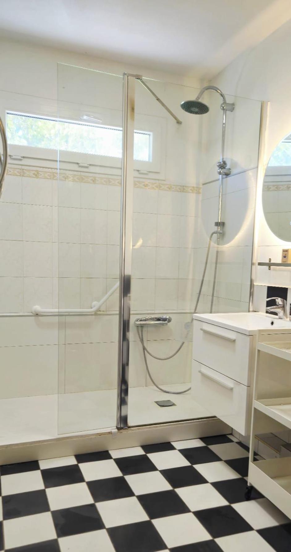 Spacious 3 Close To Tram And Amenities Nice