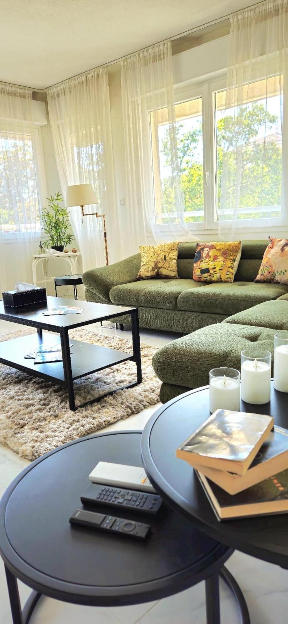 Spacious 3 Close To Tram And Amenities Apartment