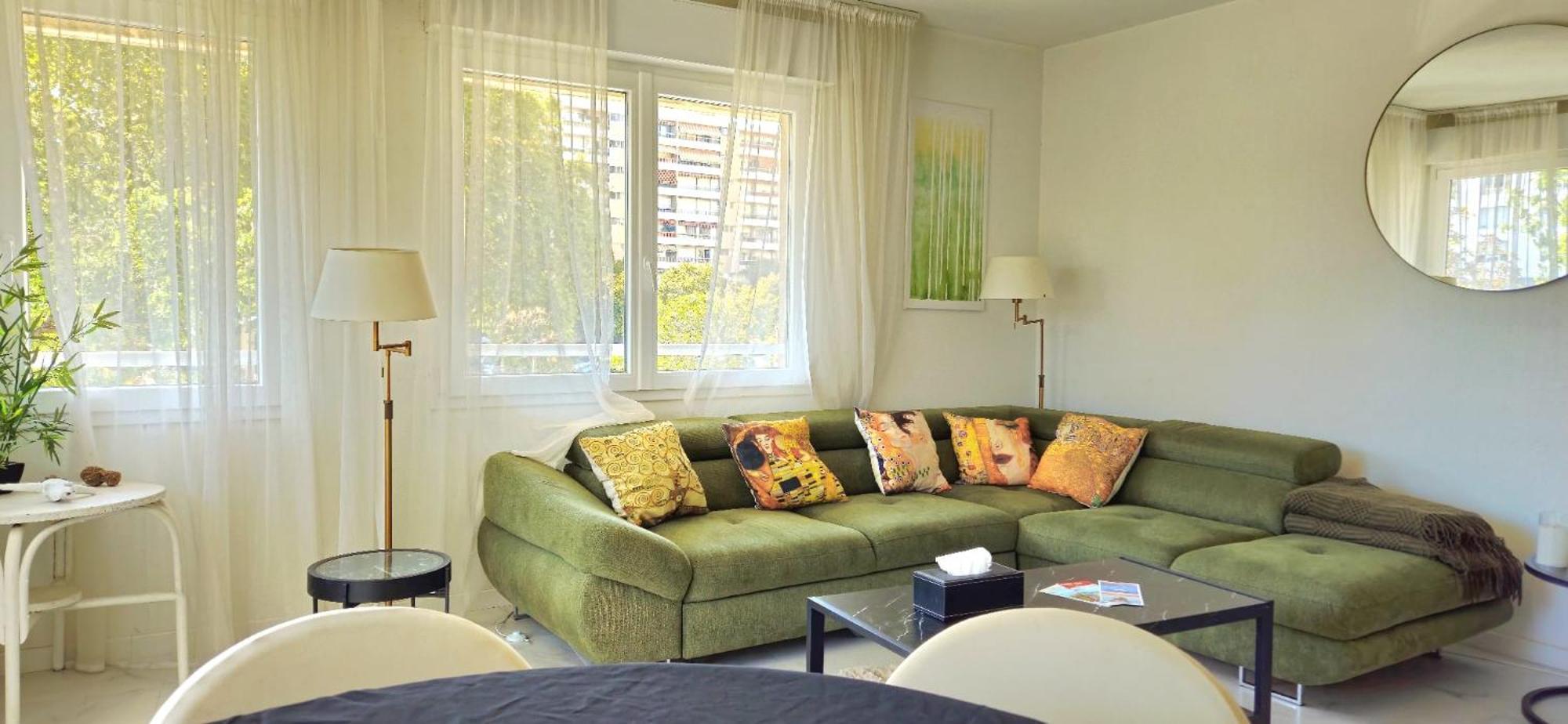 Spacious 3 Close To Tram And Amenities Apartment *