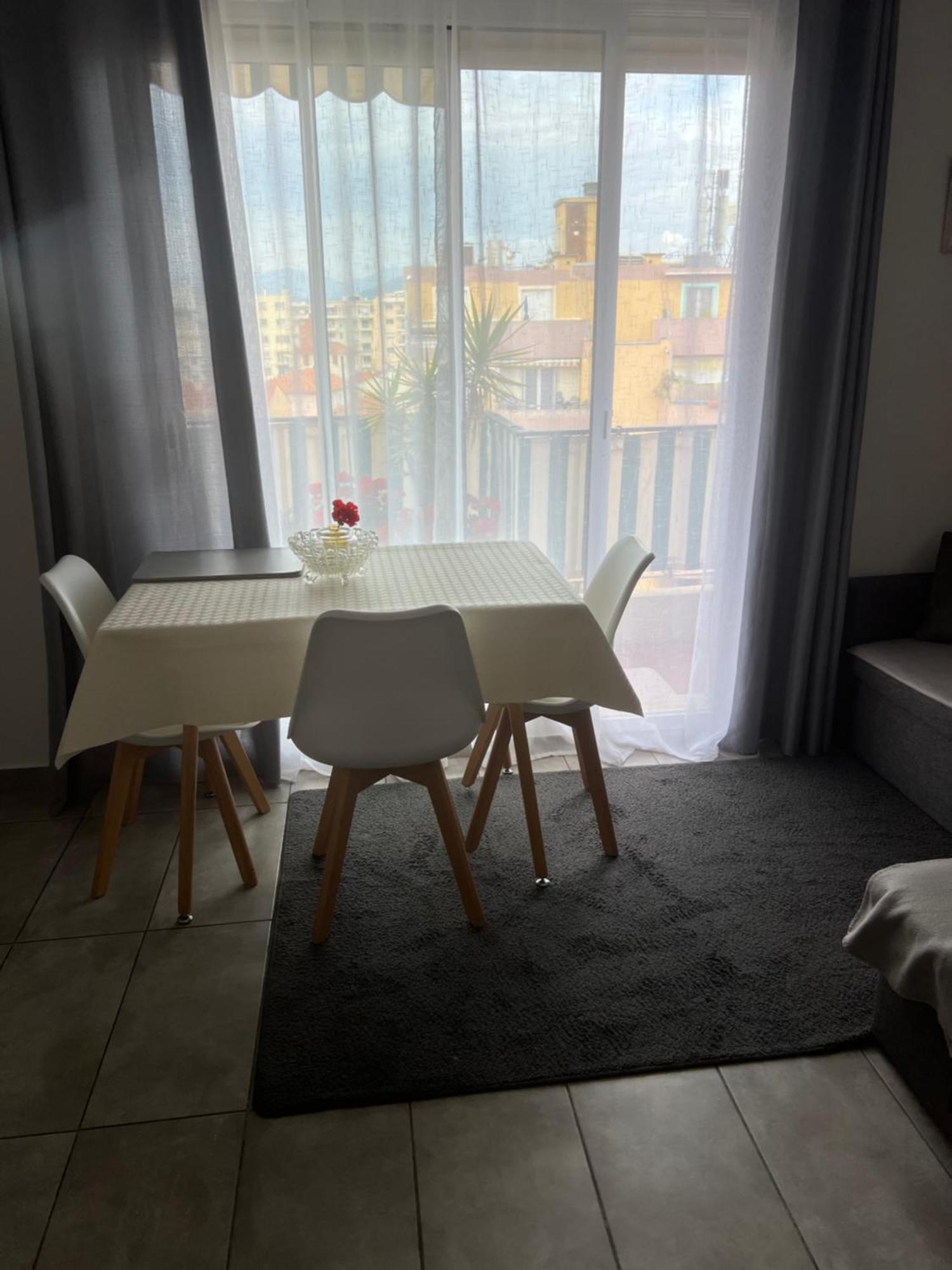 La Petite Terrasse Apartment *