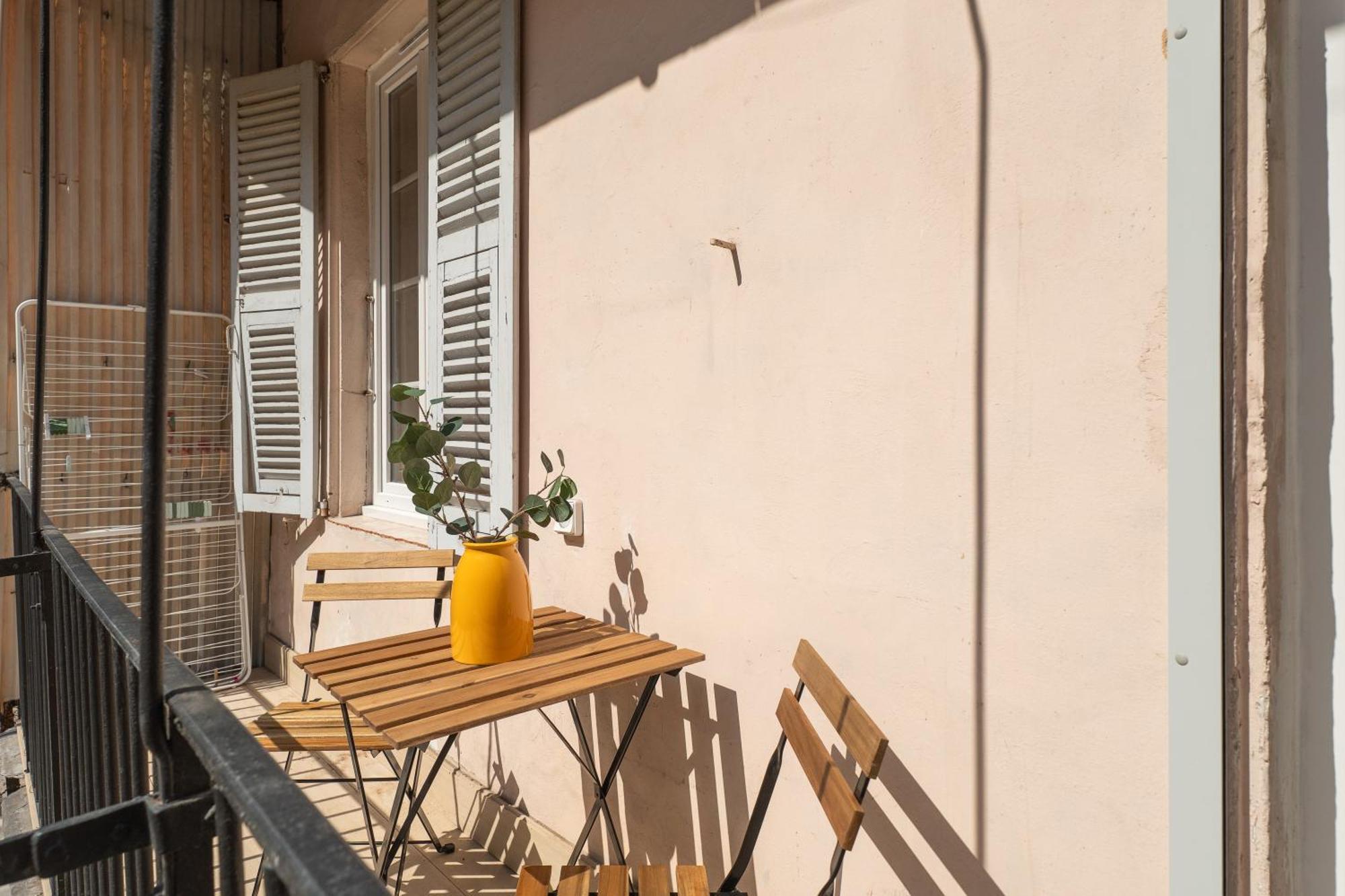 Renting - Republique - Garibaldi Chic 3 Bedrooms 3 Bathrooms Balcony Aircon