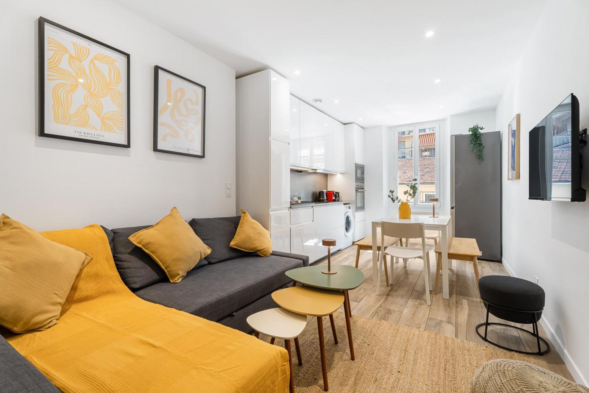 Apartment Renting - Republique - Garibaldi Chic 3 Bedrooms 3 Bathrooms Balcony Aircon Nice