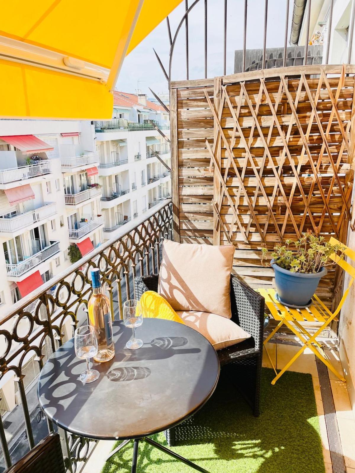 In The Center Balcony Ac *