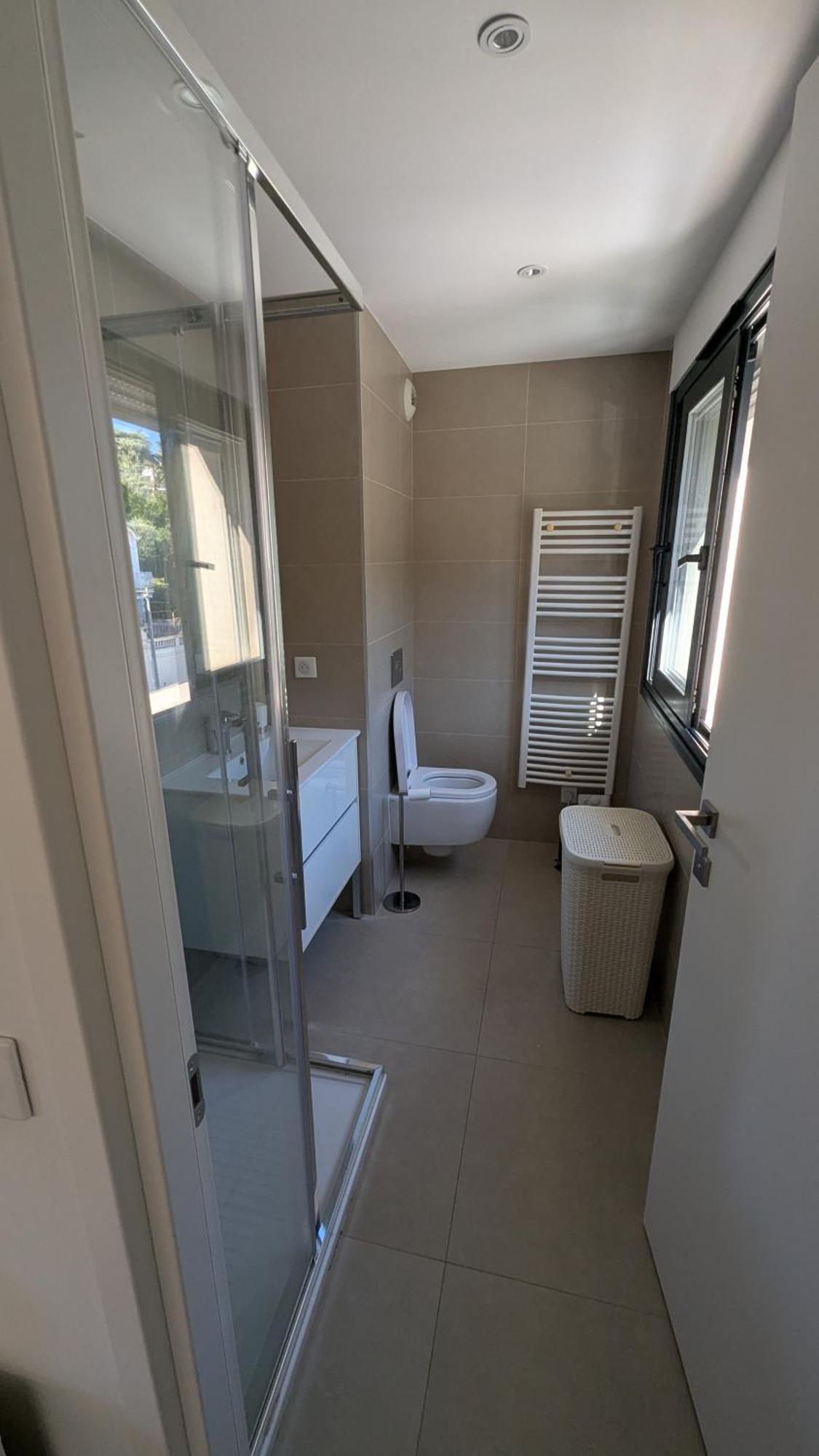 Les Volets Bleus Apartment *