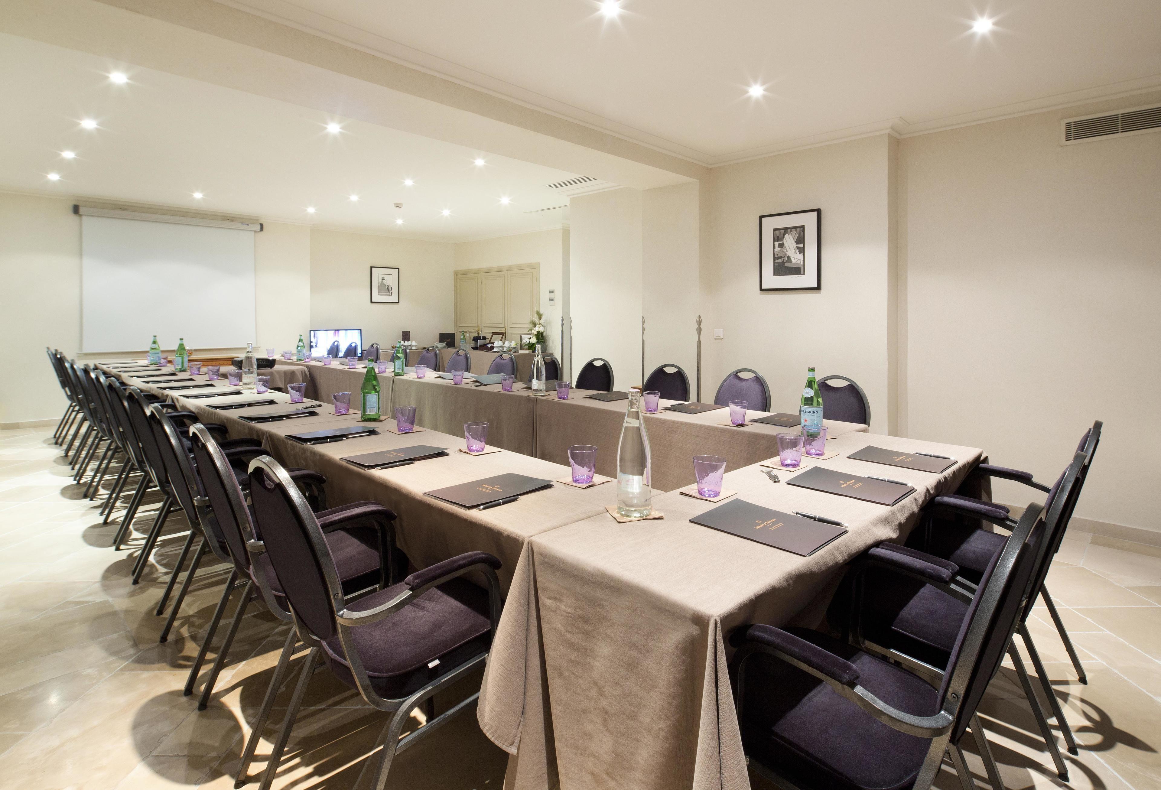 Hotel La Perouse Baie Des Anges 4*