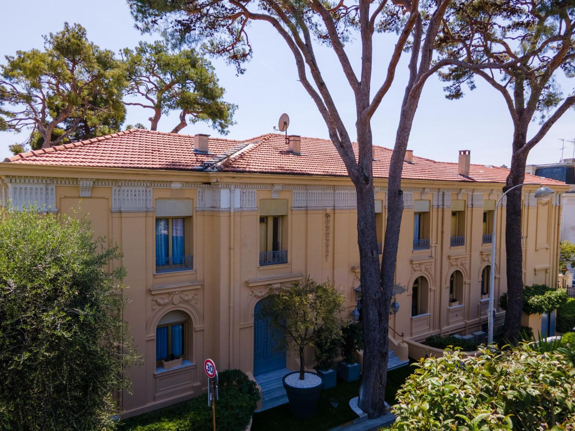 Petit Palais Hotel
