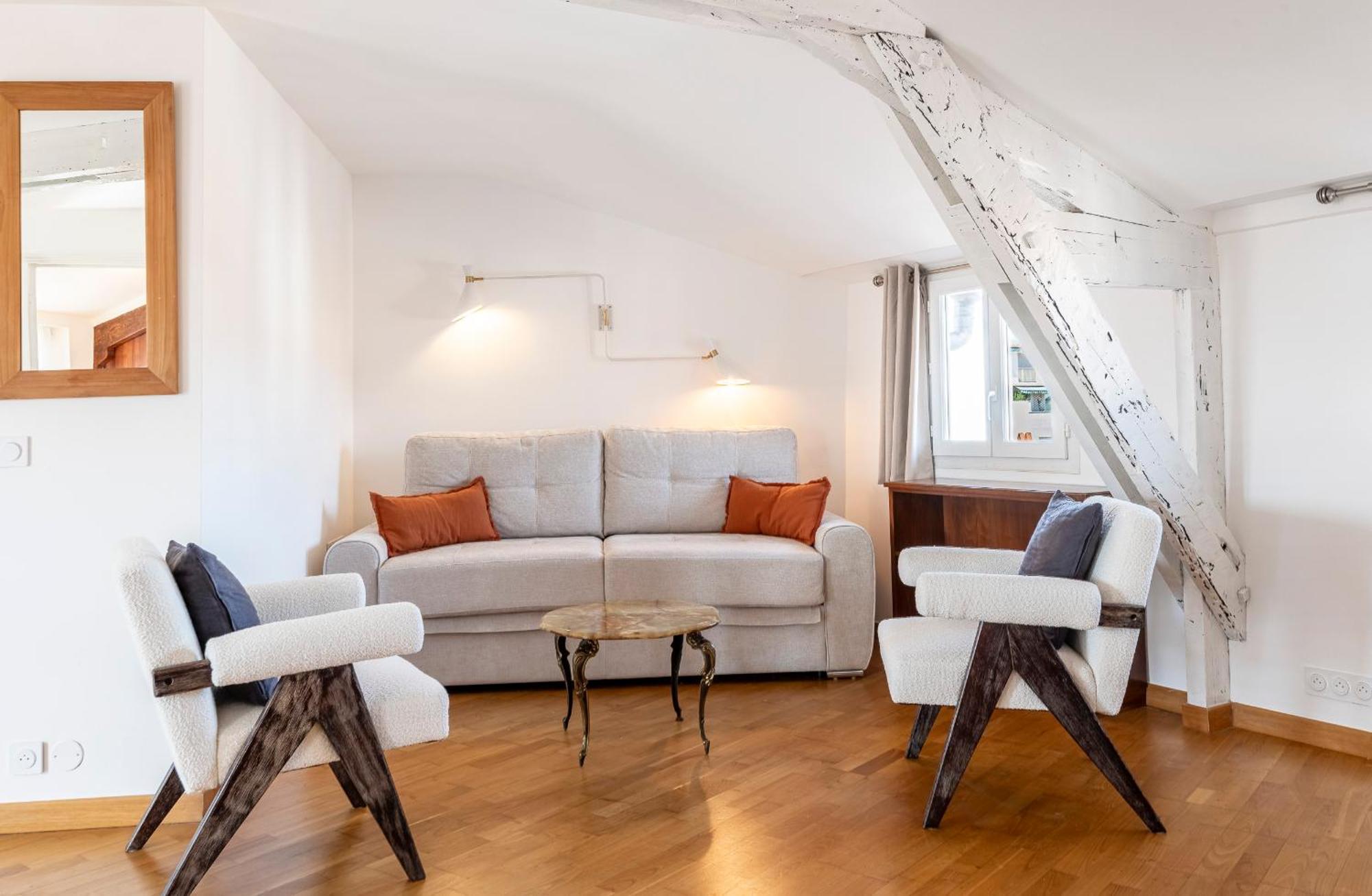 Charming Peaceful Haven In The Golden Square, Air-conditioned Apartment