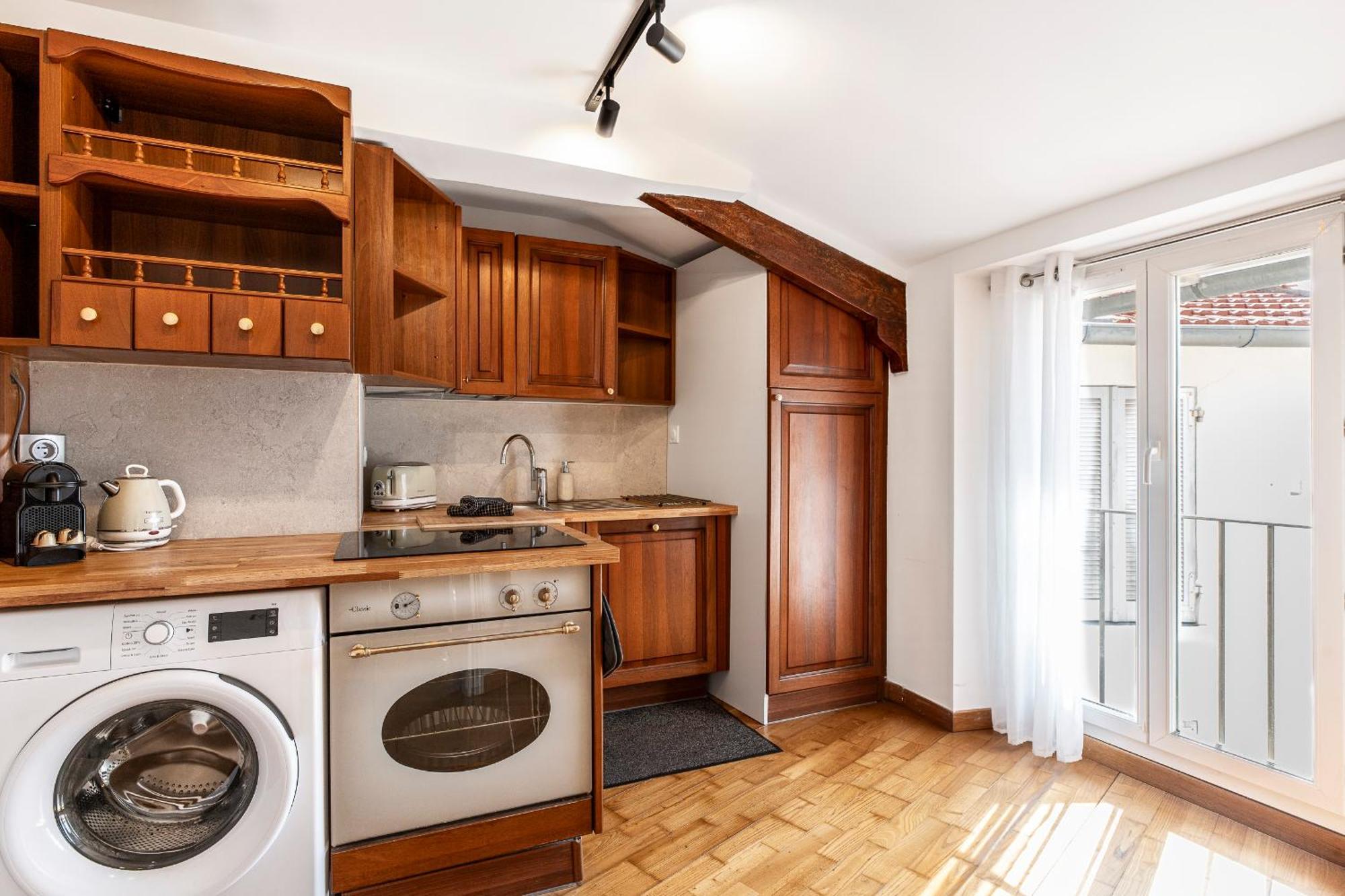 Charming Peaceful Haven In The Golden Square, Air-conditioned Apartment *