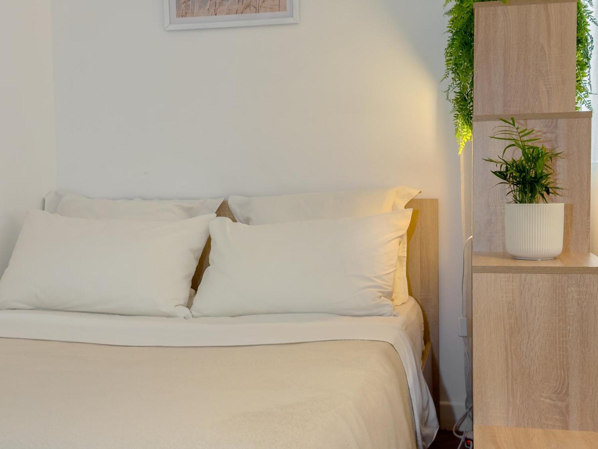 - Bright & Modern - Private Terrace - Aircon - Near Train & Apartment *