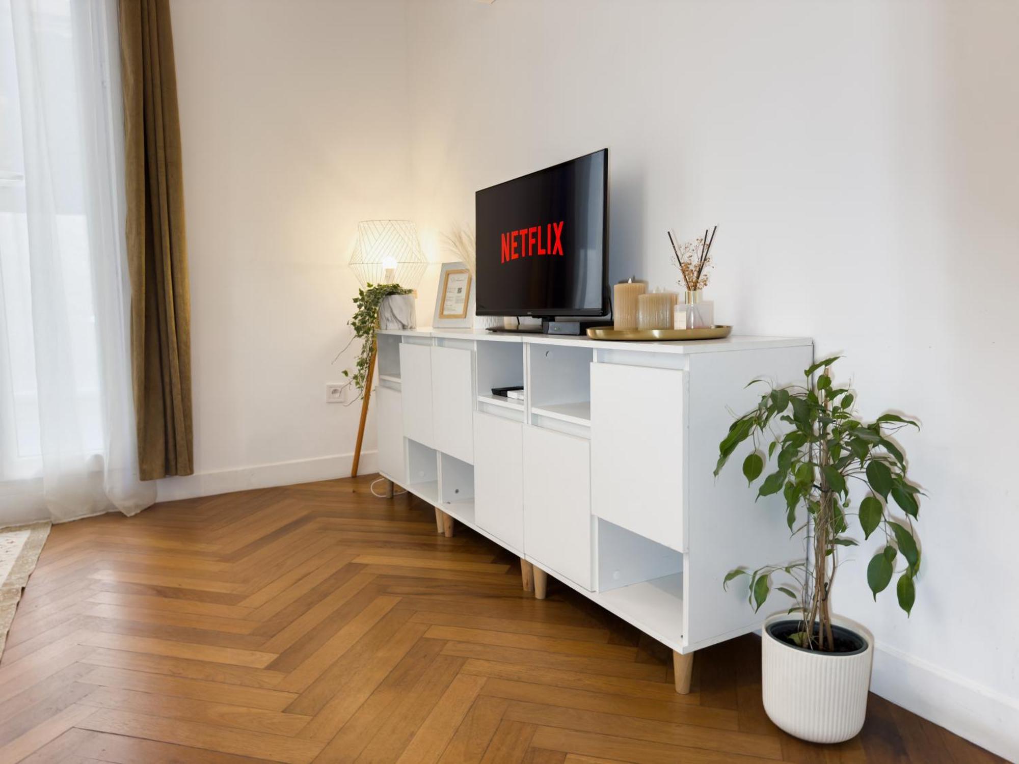 Apartment - Bright & Modern - Private Terrace - Aircon - Near Train & Nice