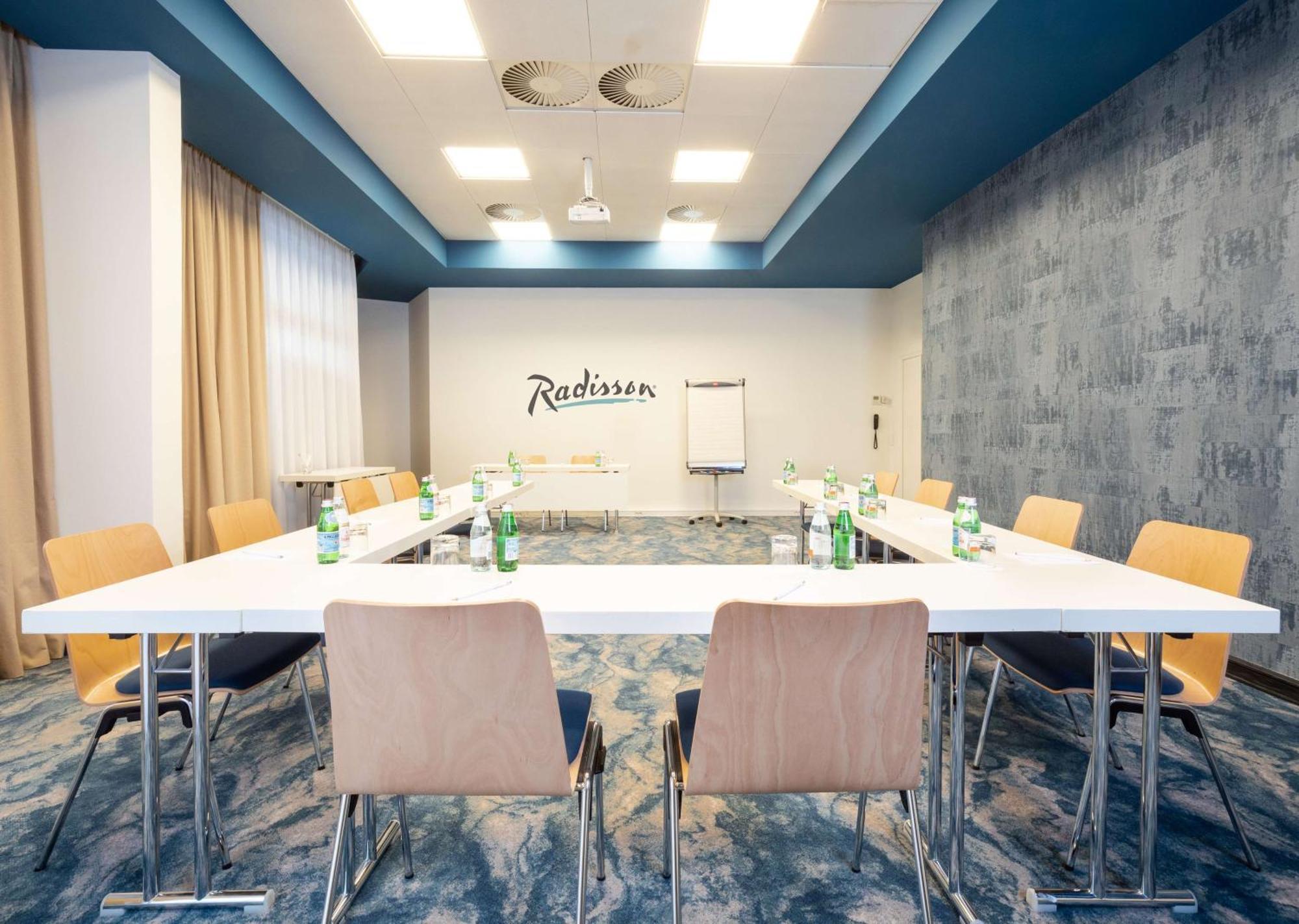 Hotel Radisson Airport 4*