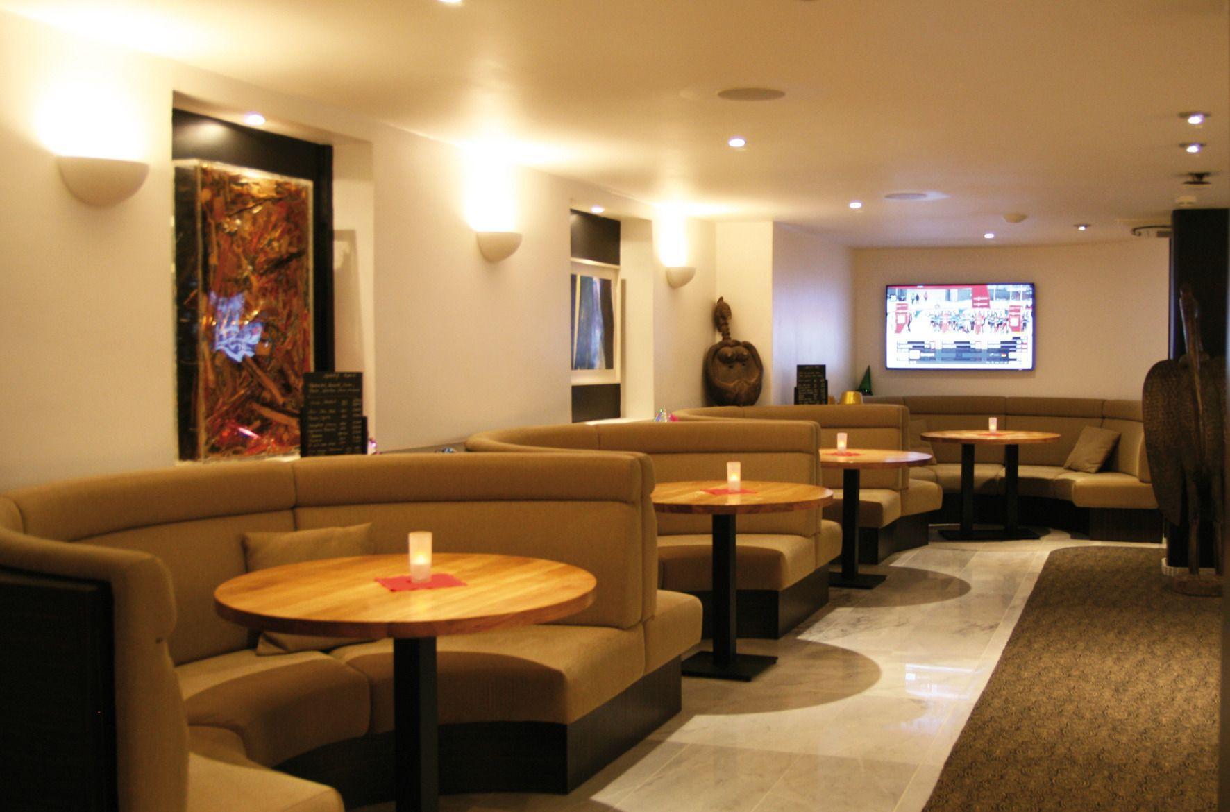 Hotel & Monsigny 3*