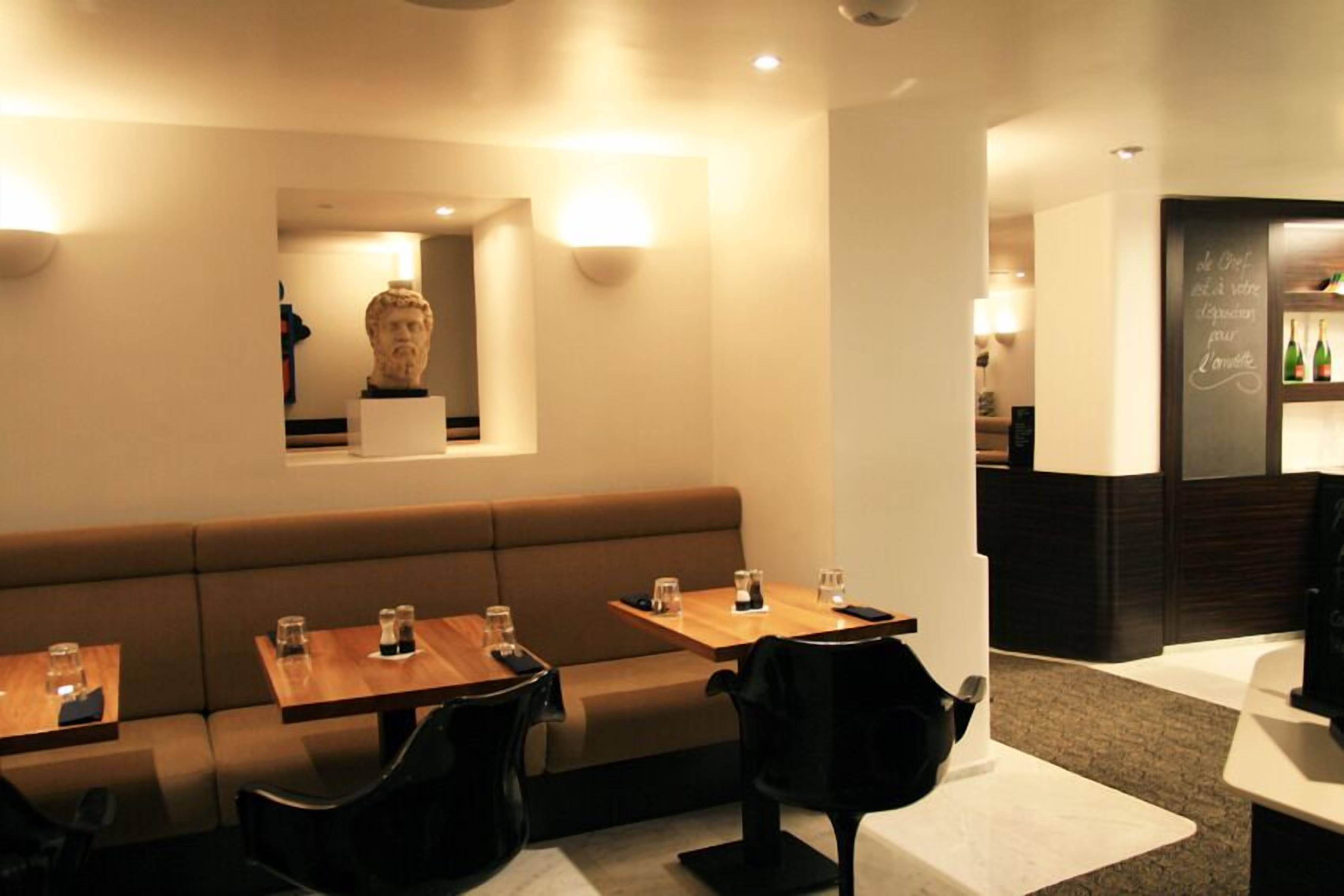 Hotel & Monsigny