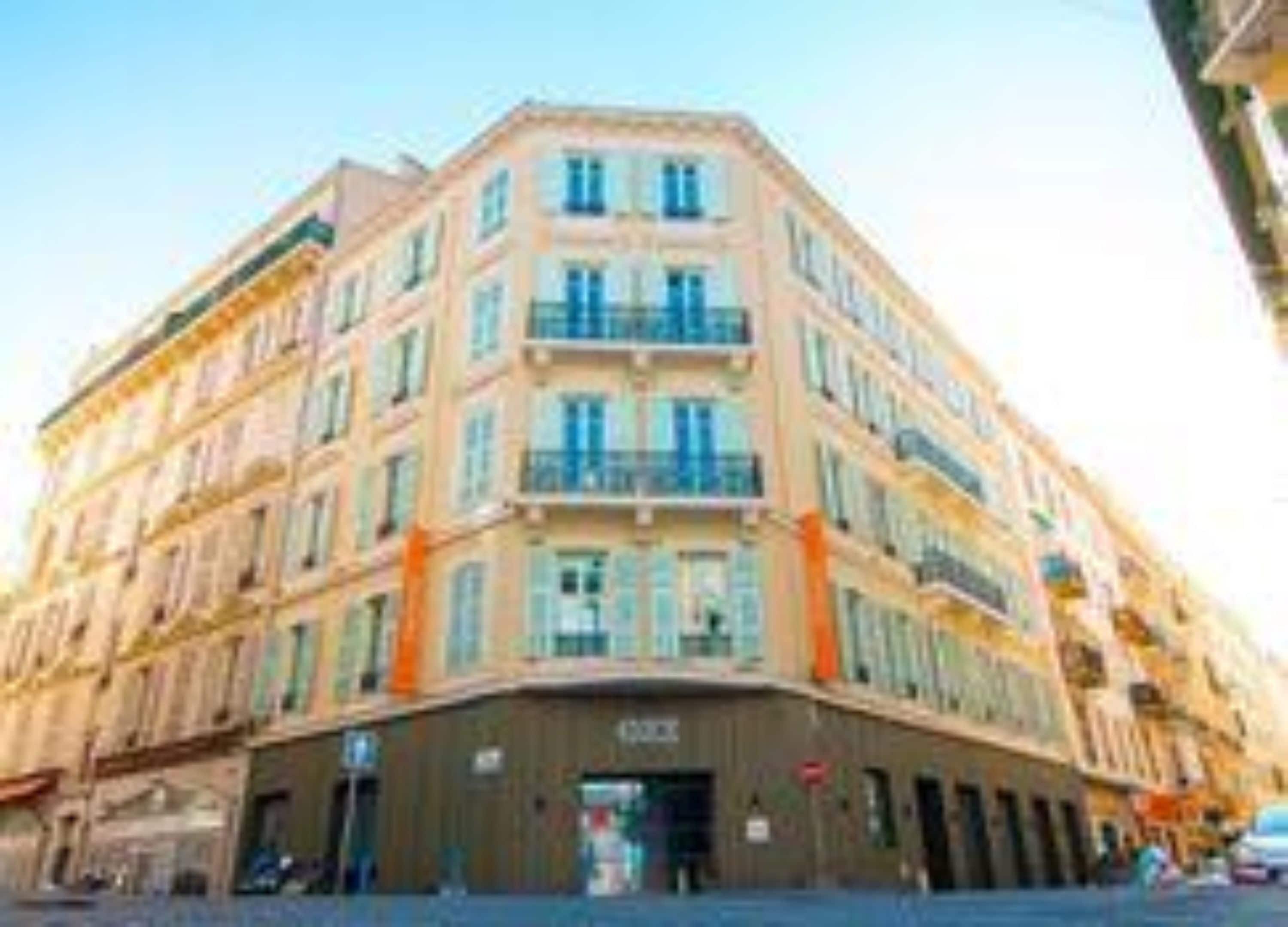 Ozz Hostel *
